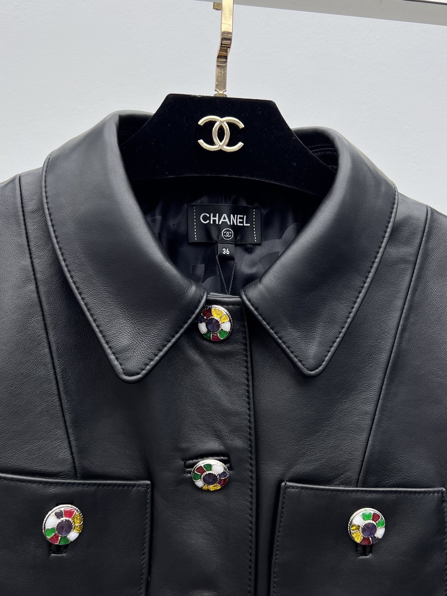 Title: Dustproof Bag Made of Sheep Hide Material with Gem Metal Buttons Summary: One-size-fits-all bag made of silky sheep hide, customizable with colored gem metal buttons. Sweet and expensive design - 图片 2