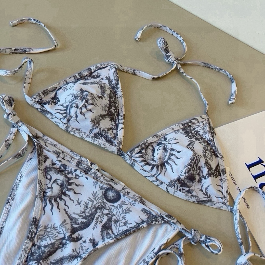 🆕
Dior迪奥 新款比基尼泳衣👙❤️😍🥰适合多种场景的游泳衣🏊‍♀️海边 游泳池 温泉 水上乐园 漂流