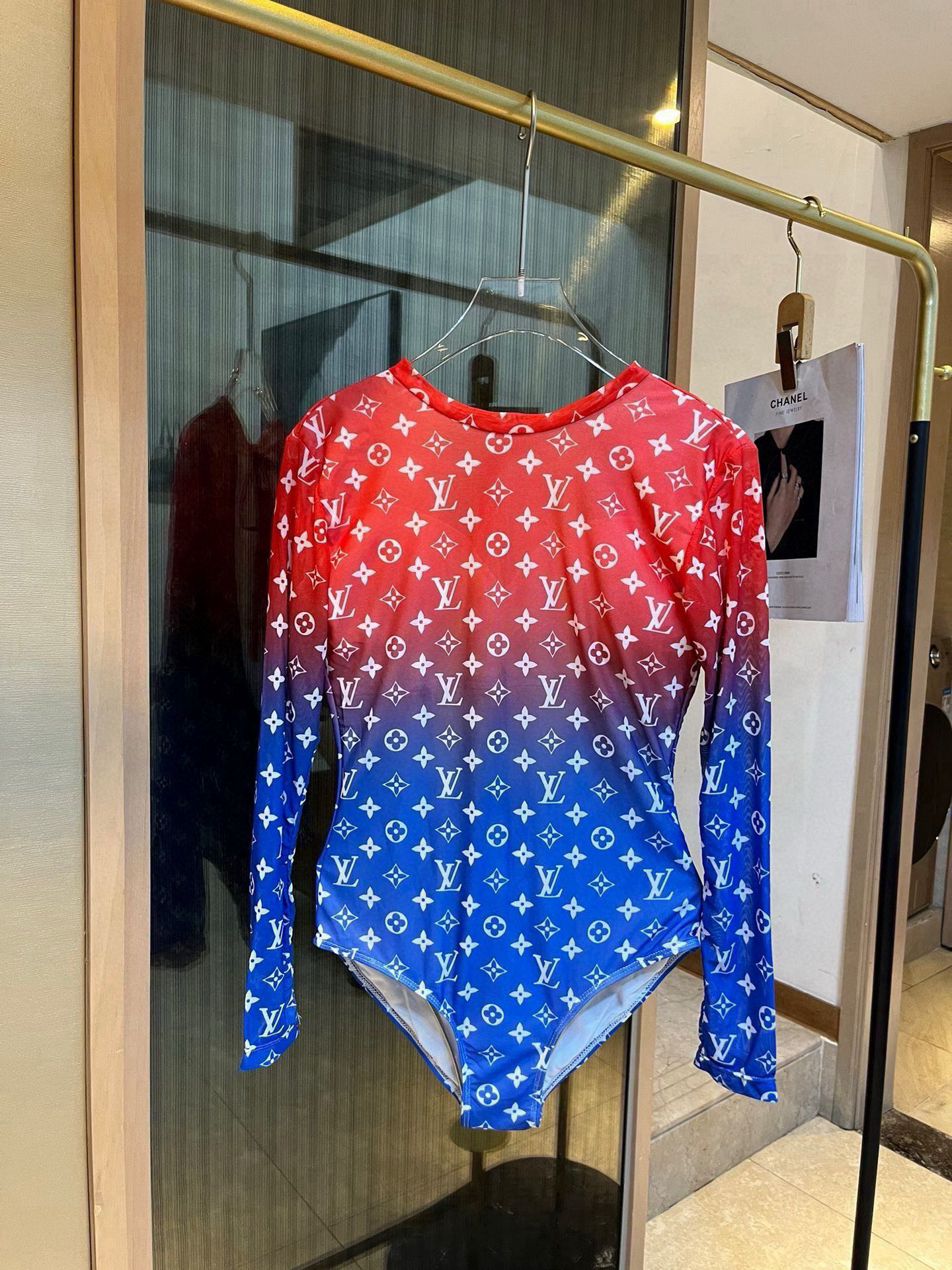 🆕
Chanel香奈儿新款连体泳衣  😍🥰适合多种场景的游泳衣🏊‍♀️海边 游泳池 温泉 水上乐园 漂流