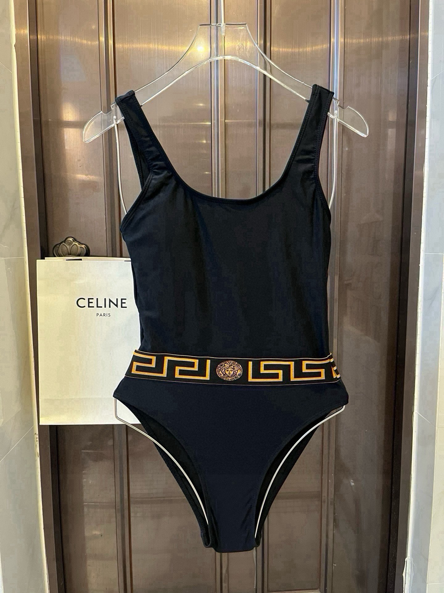 。
范思哲新款连体泳衣  😍🥰适合多种场景的游泳衣🏊‍♀️海边 游泳池 温泉 水上乐园 漂流都可以😌内搭