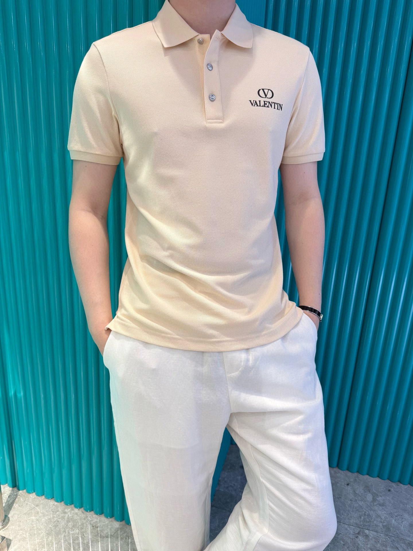 NO:507953,Valentino-2025 latest polo shipments, hot-selling items in Europe and the United States!  Selected Italian imported brand bead floor cotton fabrics, the brand logo on the chest is matched with the latest design, highlighting fashion!  Number of codes 48-56 (model 180/140 wears 50, with Hong Kong Lane Crawford gift box packaging), valentino, alexander wang19860909华伦天奴-2025最新polo出货 欧美热销单品！精选意大利进口品牌珠地棉面料,胸口的品牌标志搭配最新的设计,彰显时尚 ！码数48-56（模特180/140穿50,配香港连卡佛礼盒包装）,,valentino,alexander wang,Men's clothing