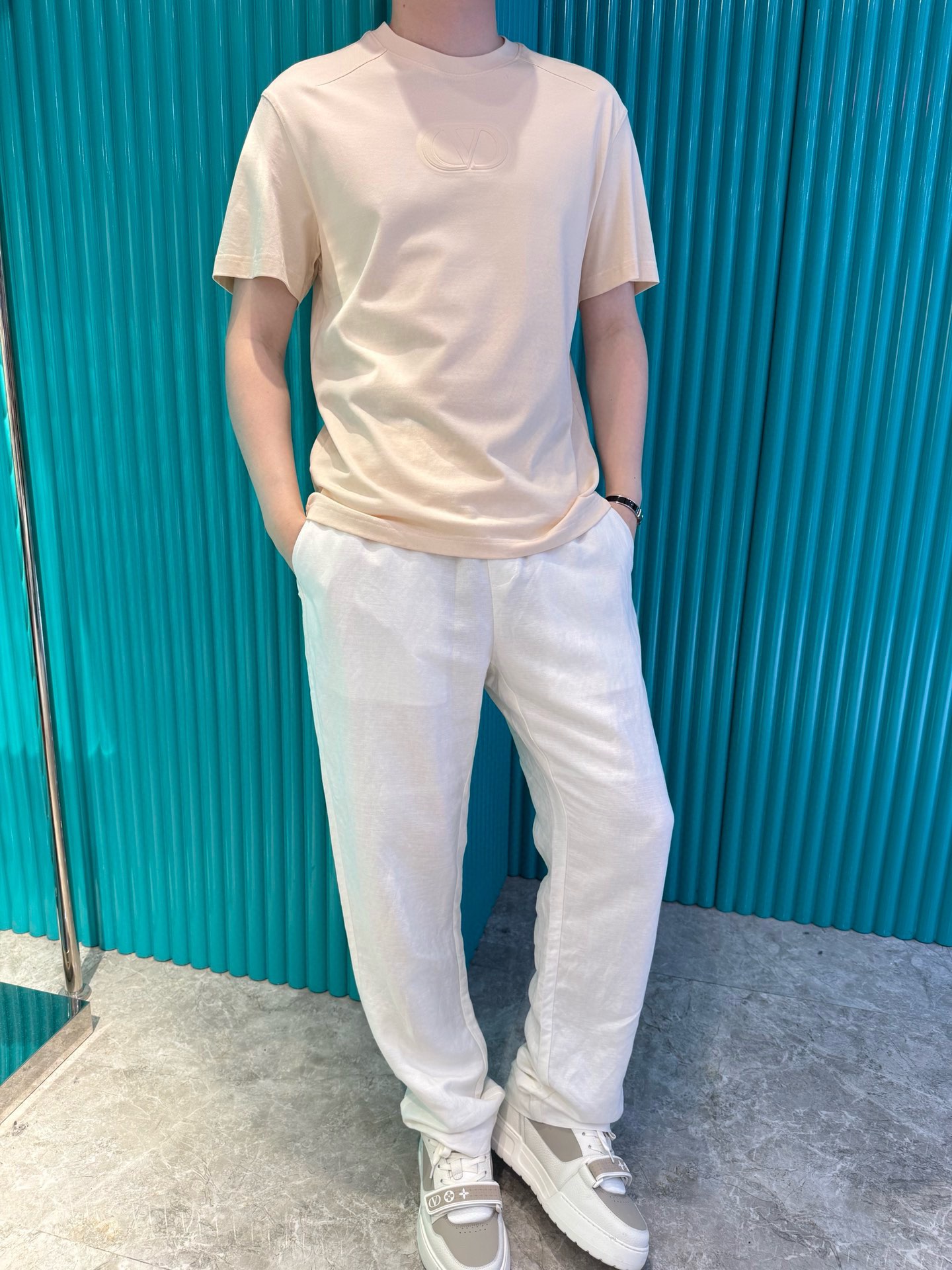 NO:507958,Valentino - the latest T-shirt shipment in 2025, hot-selling items in Europe and the United States!  Selected Italian imported brand European cotton fabrics, the 3D brand logo on the chest is matched with the latest design, highlighting fashion!  Number of codes 48-56 (model 180/140 wears 50, with Hong Kong Lane Crawford gift box packaging), valentino,tees, t-shirt,alexander wang19860909华伦天奴-2025最新T恤出货 欧美热销单品！精选意大利进口品牌欧货棉面料,胸口的3D品牌标志搭配最新的设计,彰显时尚 ！码数48-56（模特180/140穿50,配香港连卡佛礼盒包装）,,valentino,tees，t-shirt,alexander wang,Men's clothing