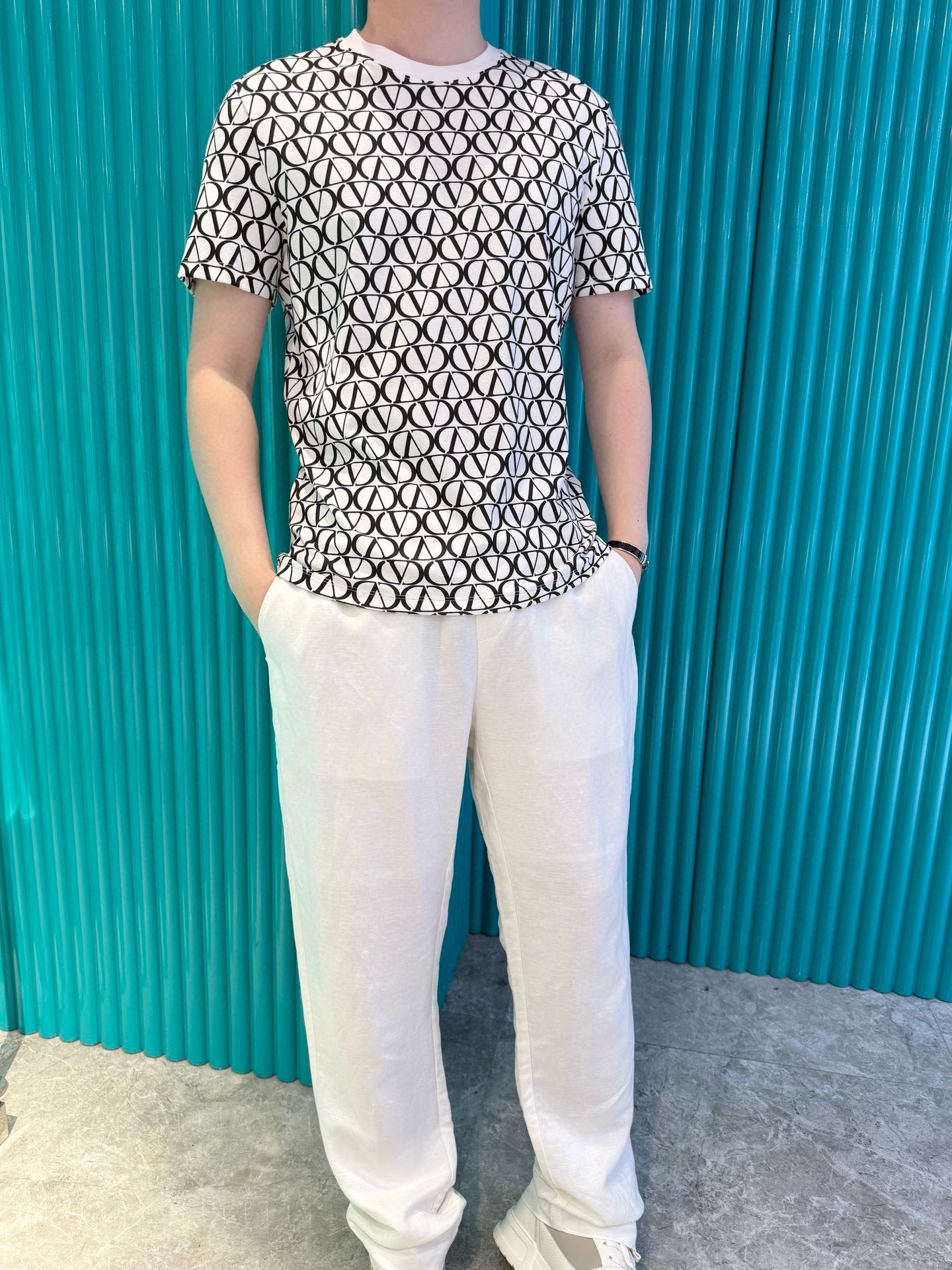 NO:507963,Valentino - the latest T-shirt shipment in 2025, hot-selling items in Europe and the United States!  Selected Italian imported brand European cotton fabrics, the whole brand printing is matched with the latest design, highlighting fashion!  Number of codes 48-56 (model 180/140 wears 50, with Hong Kong Lane Crawford gift box packaging), valentino,tees, t-shirt,alexander wang19860909华伦天奴-2025最新T恤出货 欧美热销单品！精选意大利进口品牌欧货棉面料,通体的品牌印花搭配最新的设计,彰显时尚 ！码数48-56（模特180/140穿50,配香港连卡佛礼盒包装）,,valentino,tees，t-shirt,alexander wang,Men's clothing