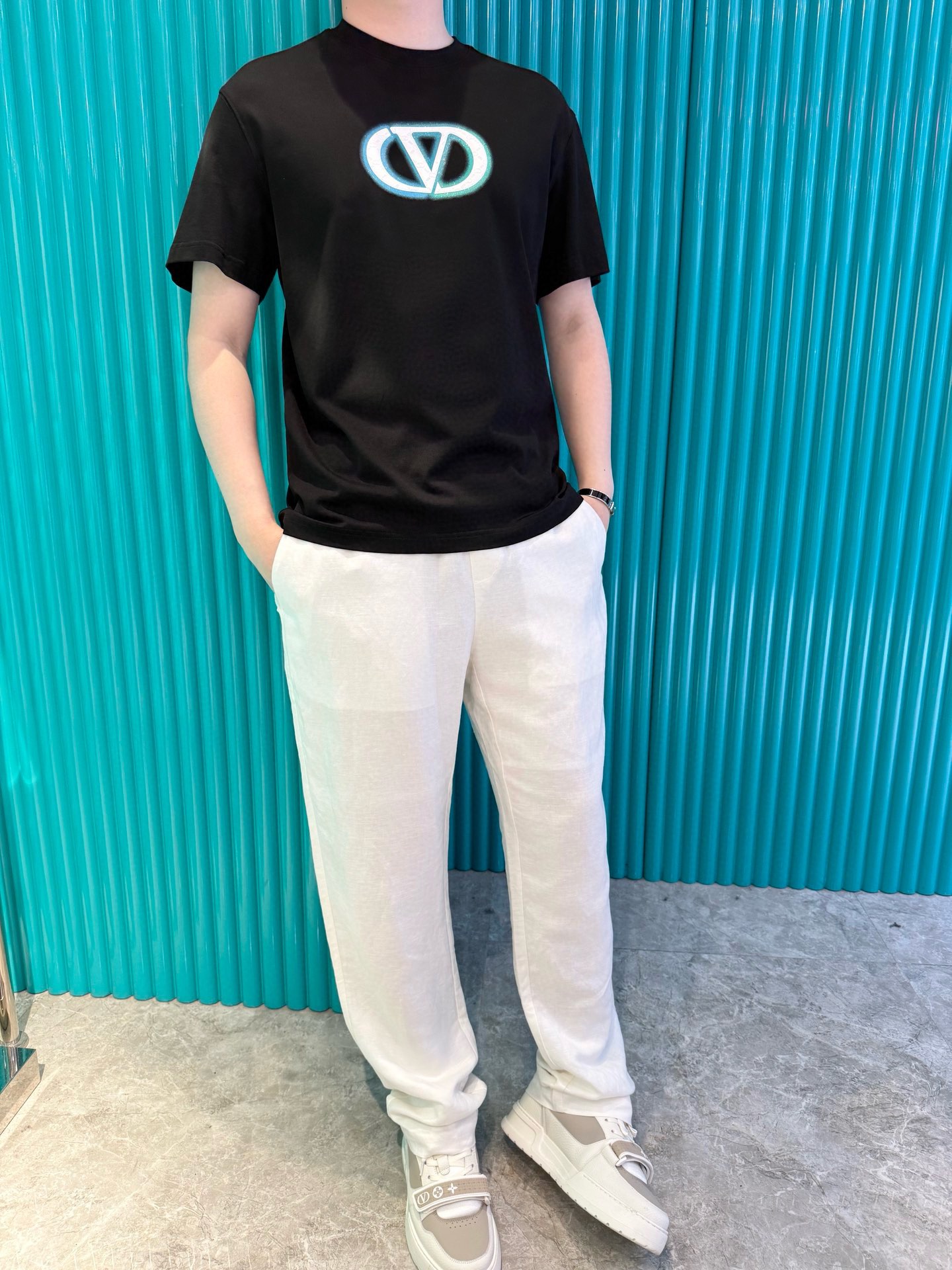 NO:507923,Valentino - the latest T-shirt shipment in 2025, hot-selling items in Europe and the United States!  Selected 100% European cotton fabrics from imported Italian brands, and the brand logo on the chest is matched with the latest design to highlight fashion!  Number of codes 48-56 (model 180/140 wears 50, with Hong Kong Lane Crawford gift box packaging), valentino,tees, t-shirt,alexander wang19860909华伦天奴-2025最新T恤出货 欧美热销单品！精选意大利进口品牌百分百欧货棉面料,胸口的品牌标志搭配最新的设计,彰显时尚 ！码数48-56（模特180/140穿50,配香港连卡佛礼盒包装）,,valentino,tees，t-shirt,alexander wang,Men's clothing