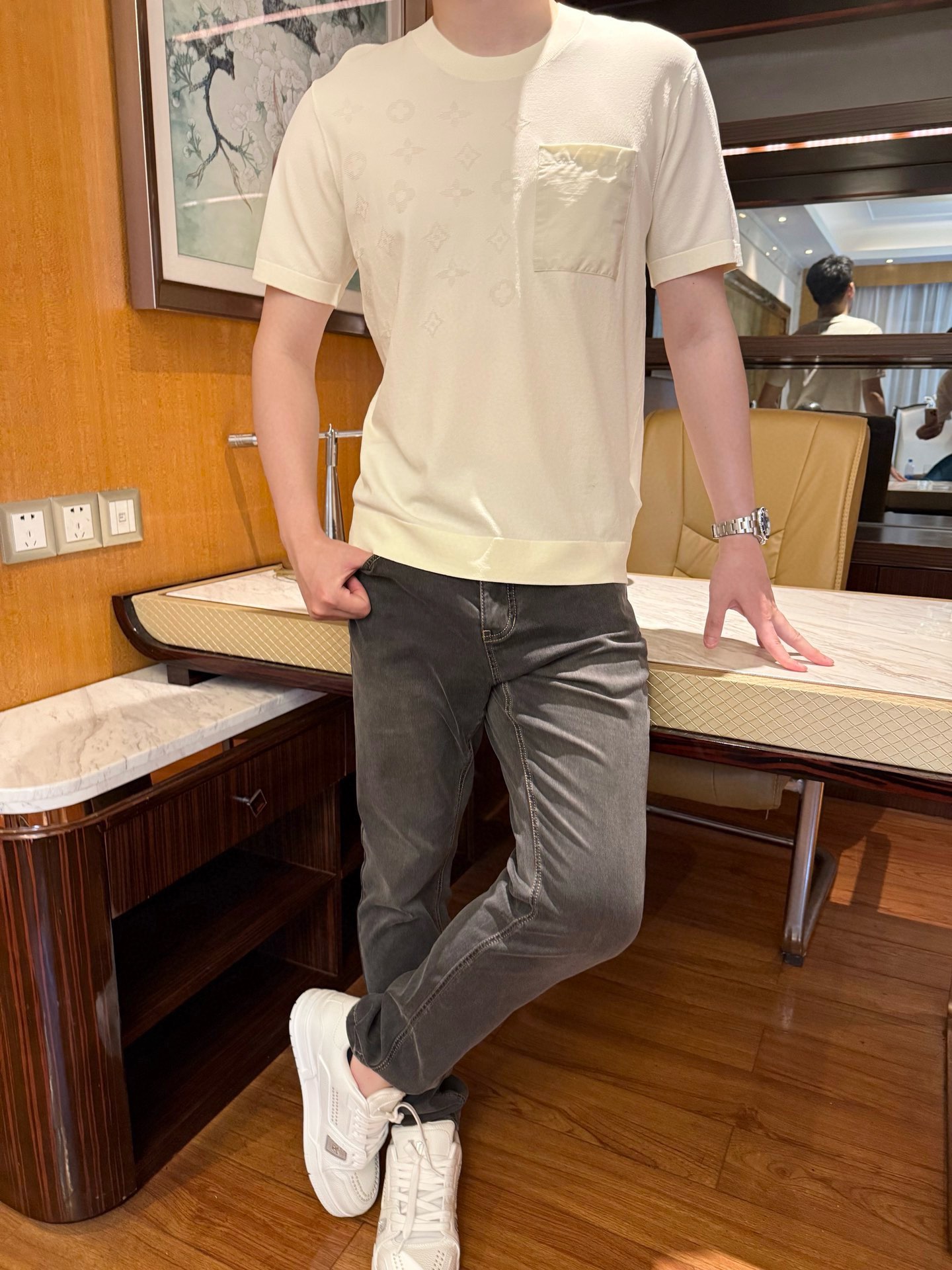 NO:507932,Louis Vuitton - the latest hot T-shirts in 2025 counters are shipped, and hot-selling items in European and American counters!  Selected Italian imported Yilit fabrics with the latest design, the unique print on the chest highlights the fashion, and the upper body effect can be seen. The number of codes is 48-56 (model 180/140 wears 50, with Hong Kong Lane Crawford gift box packaging), louis vuitton,tees, t-shirt, alexander wang19860909路易威登-2025专柜最新爆款t恤出货 欧美专柜热销单品！精选意大利进口伊力特面料搭配最新的设计,胸前的独特印花彰显时尚 上身效果看得见.码数48-56（模特180/140穿50,配香港连卡佛礼盒包装）,,louis vuitton,tees，t-shirt,alexander wang,Men's clothing