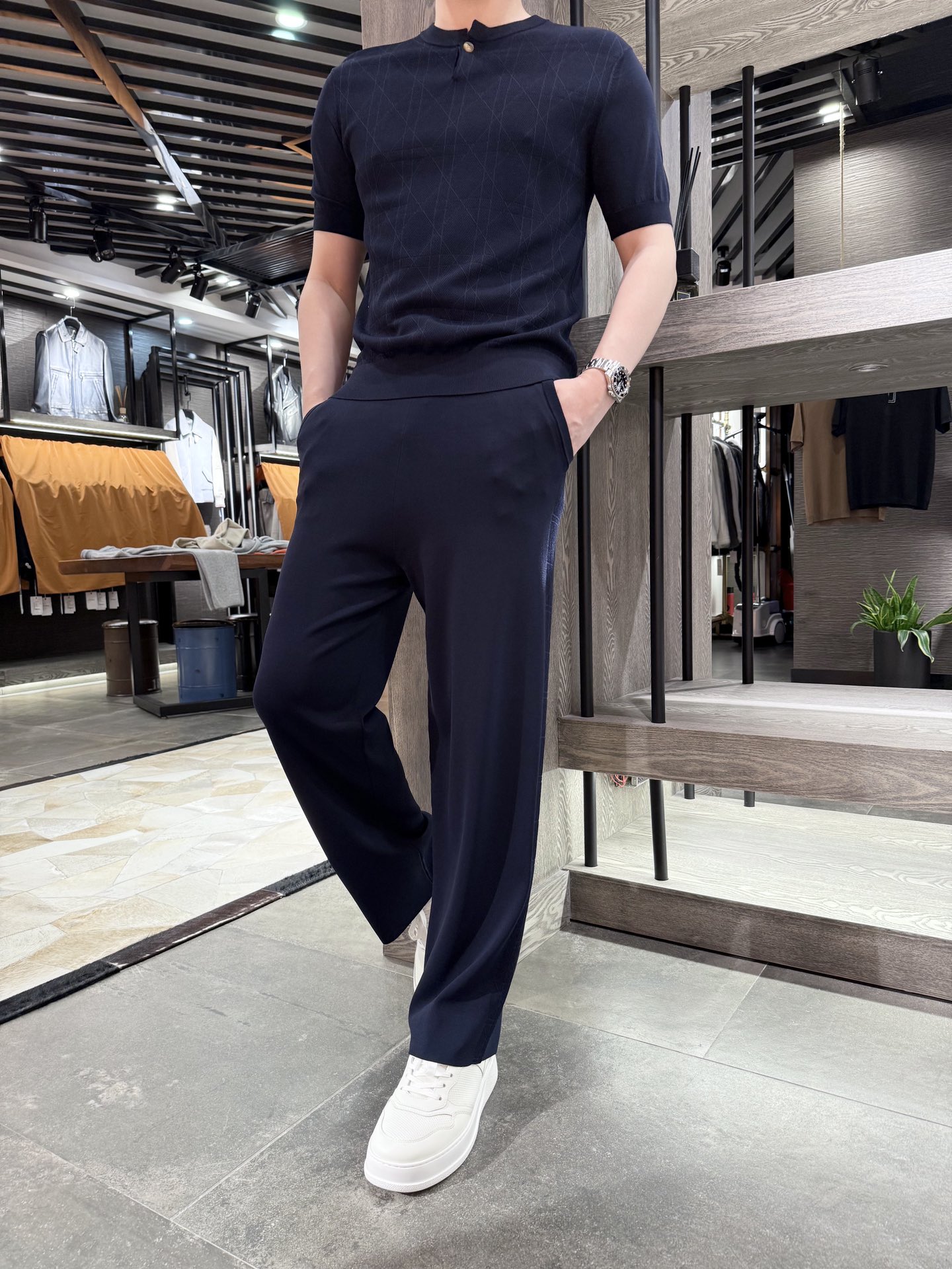 NO:507934,Dior - Little Bee Early Autumn Summer Style Old Qianfeng # Ice Honey Knitted Set Henry Collar Knitted Short Sleeve Logo Bee Embroidery Classic Plaid Texture on the Front 16G Density The thinner, the more delicate and flatter the fabric, has a good texture. Ice Honey is a knitted clothing fabric made of 80 rayon and 20 nylon wire intersected and twisted. It has the following characteristics: Touch and comfort. Cool and skin-friendly Ice Honey has good breathability and hydrophilicity. It can quickly absorb and dissipate sweat when worn, keep the skin dry and bring a cool feeling. The cloth surface feels delicate and comfortable, and it is comfortable to wear, which is not easy to cause skin allergies. Soft and smooth After being treated with soft finishing agent, the ice Honey fabric feels soft, smooth and elastic, and has no itchy feeling when worn, which can fit the body curve well and give people a comfortable wearing experience. Appearance characteristics  The color is bright and reactive printing and dyeing technology. The dyeing products are bright and natural. No matter what kind of light source, there is no flash or aurora phenomenon, and it is not easy to fade, and can maintain bright colors for a long time. The fabric with good drape has a certain weight and texture. After processing, it has a good drape. The lines of the clothing are smooth, elegant and free, and can show an elegant temperament. Performance advantages: High hygroscopic viscose fiber content, which makes ice-seed fabrics highly absorbent, absorb moisture in the air and emit it, adjust the humidity on the skin surface, and maintain a comfortable wearing environment. Good wrinkle resistance is treated with excellent wrinkle smoothing agent. The ice-seed fabric does not crease when it is dried after washing, has good wrinkle resistance, and can maintain the flat appearance of the clothes and reduce the trouble of ironing.  The addition of sturdy and durable nylon silk gives ice-seed fabric a certain degree of fastness and wear resistance, making it not easy to break during daily wear and washing, and it is not easy to wrinkle after pulling or rubbing, and has good dimensional stability. Size 48-56 (model 180/140 wear 50, equipped with Hong Kong Lane Crawford packaging), dior, T-shirt, alexander wang19860909迪奥-小蜜蜂早秋夏款 老钱风#冰麻针织套装 亨利领针织短袖 标识小蜜蜂刺绣 正面经典格织纹 16G的密度 面料薄、越细腻平整,具有较好的质感 冰麻是一种针织服饰用面料,由80人造丝和20锦纶丝交并加捻制成,具有以下特色 触感与舒适度 凉爽亲肤冰麻具有良好的透气性和亲水性,穿着时能快速吸收和散发汗液,使皮肤保持干爽,带来凉爽的感觉,且布面触感细腻,贴身穿着舒适,不易引发皮肤过敏. 柔软顺滑经过柔软整理剂处理后,冰麻面料手感柔软、滑爽,富有弹性,穿着时无刺痒感,能很好地贴合身体曲线,给人舒适的穿着体验. 外观特性 色泽鲜艳采用活性印染技术,染色物色泽鲜艳、自然,无论在何种光源下,都无闪光、极光现象,且不易褪色,能长久保持亮丽的色彩. 悬垂性好面料具有一定的重量和质感,加工后具有良好的悬垂感,制成的服装线条流畅,飘逸洒脱,能展现出优雅的气质. 性能优势 吸湿性强粘胶纤维含量高,使得冰麻面料吸湿性强,能吸收空气中的水分并散发出去,调节皮肤表面的湿度,保持舒适的穿着环境. 抗皱性好经优良的抗皱平滑剂处理,冰麻面料在洗涤后干燥时不产生折痕,具有较好的抗皱性能,能保持衣物的平整外观,减少熨烫的麻烦. 坚固耐用锦纶丝的加入赋予了冰麻面料一定的坚牢度和耐磨性,使其在日常穿着和洗涤过程中不易破损,拉扯或摩擦后也不易起皱,具有较好的尺寸稳定性. 尺码48-56（模特180/140穿50,配香港连卡佛包装）,,dior,T-shirt,alexander wang,Men's clothing