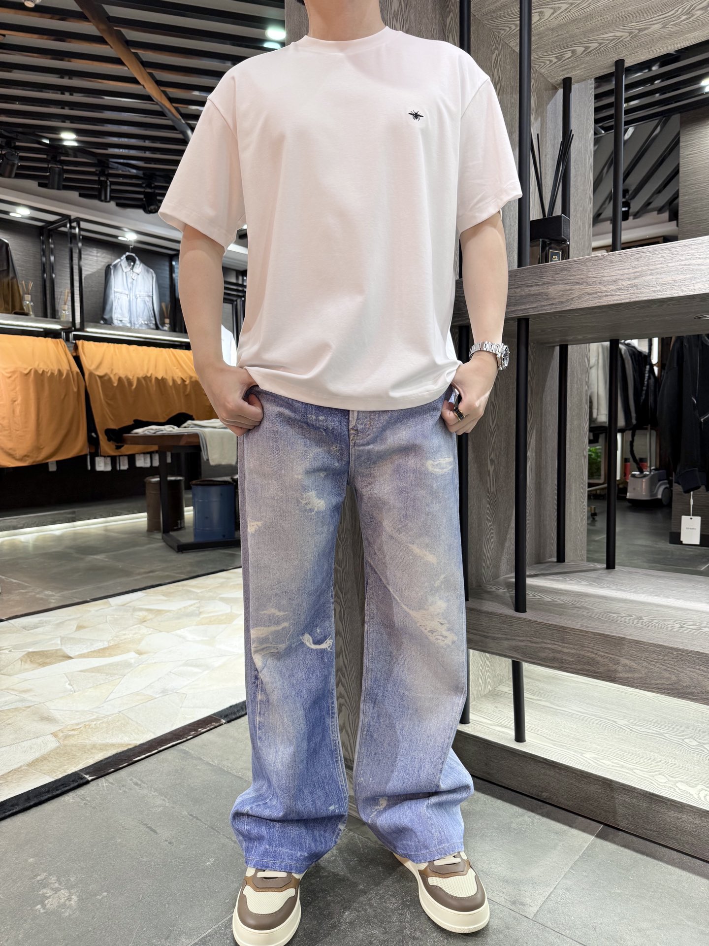 NO:507945,lv-Retro style full of washing denim wide-leg pants!  Old and white, exquisite and complex washing water, full of fashion sense, with a street slack feeling. The fabric is soft and sturdy, full of comfort in daily wear, retro and fashionable street trousers, S-2XL (model 180/140 wear M, with Hong Kong Lane Crawford gift box packaging),,louis vuitton,alexander wang19860909lv-复古风拉满的水洗牛仔阔腿裤！做旧磨白,精美繁杂的洗水,时尚感拉满,自带街头松弛感 .面料柔软有筋骨,日常穿舒适度拉满,复古又时髦的出街神裤,码数S-2XL（模特180/140穿M,配香港连卡佛礼盒包装）,,louis vuitton,alexander wang,Men's clothing