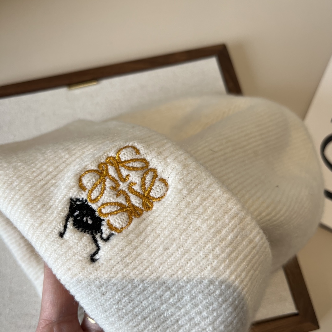 🆕

ＬＯＥＷＥ罗意威新款针织羊毛帽，细腻柔软亲肤，男女通用，弹性超好👍