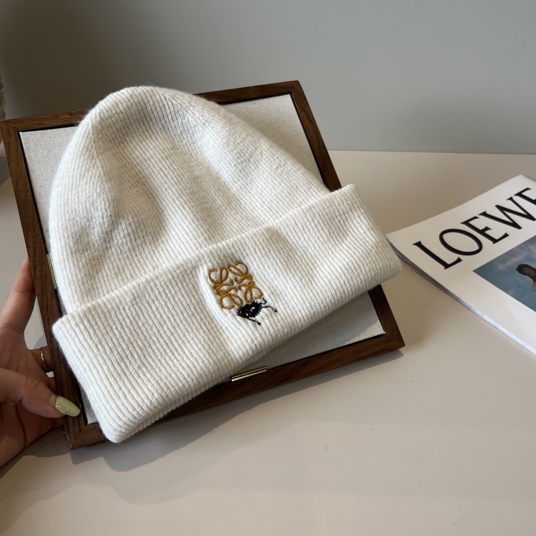 🆕

ＬＯＥＷＥ罗意威新款针织羊毛帽，细腻柔软亲肤，男女通用，弹性超好👍