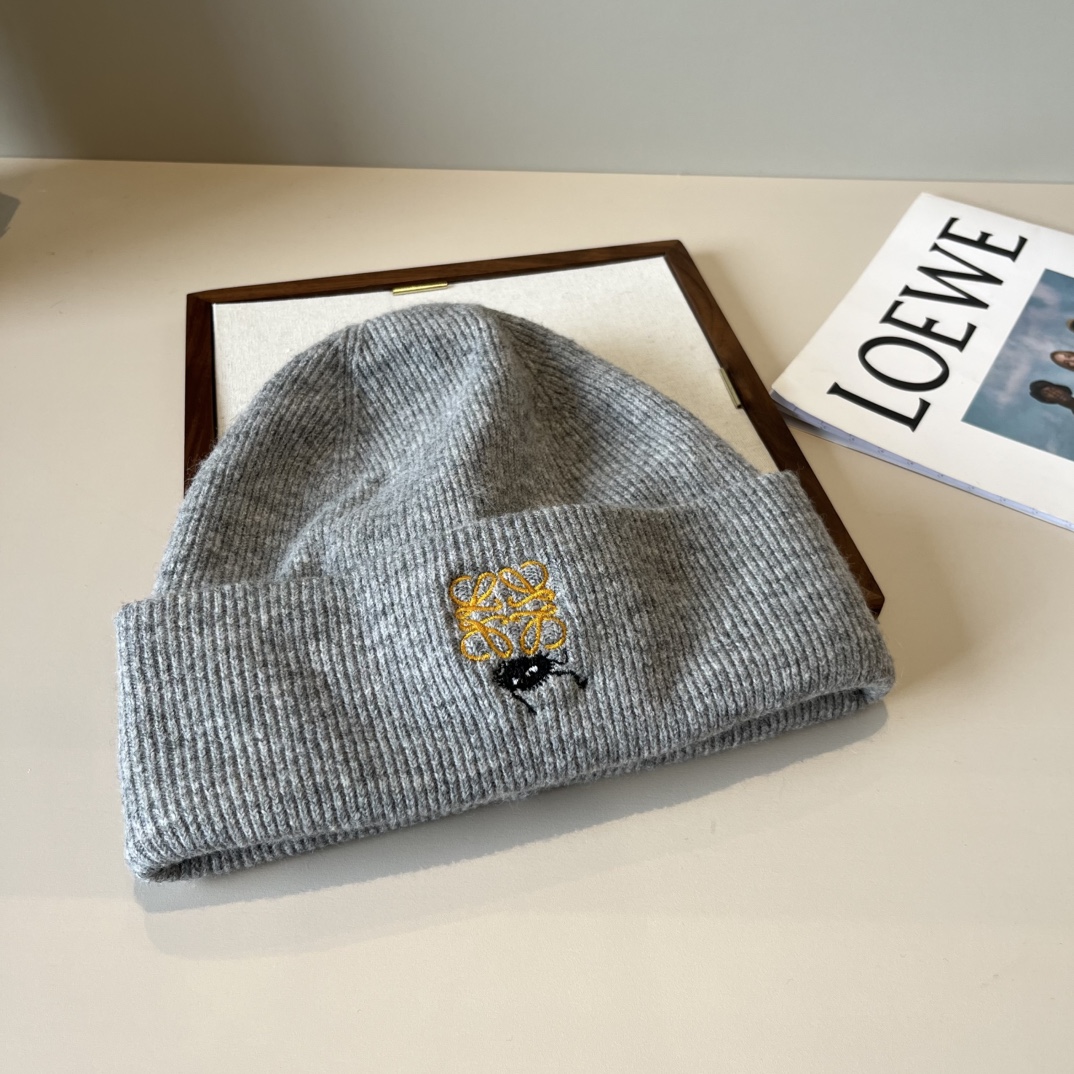 🆕

ＬＯＥＷＥ罗意威新款针织羊毛帽，细腻柔软亲肤，男女通用，弹性超好👍