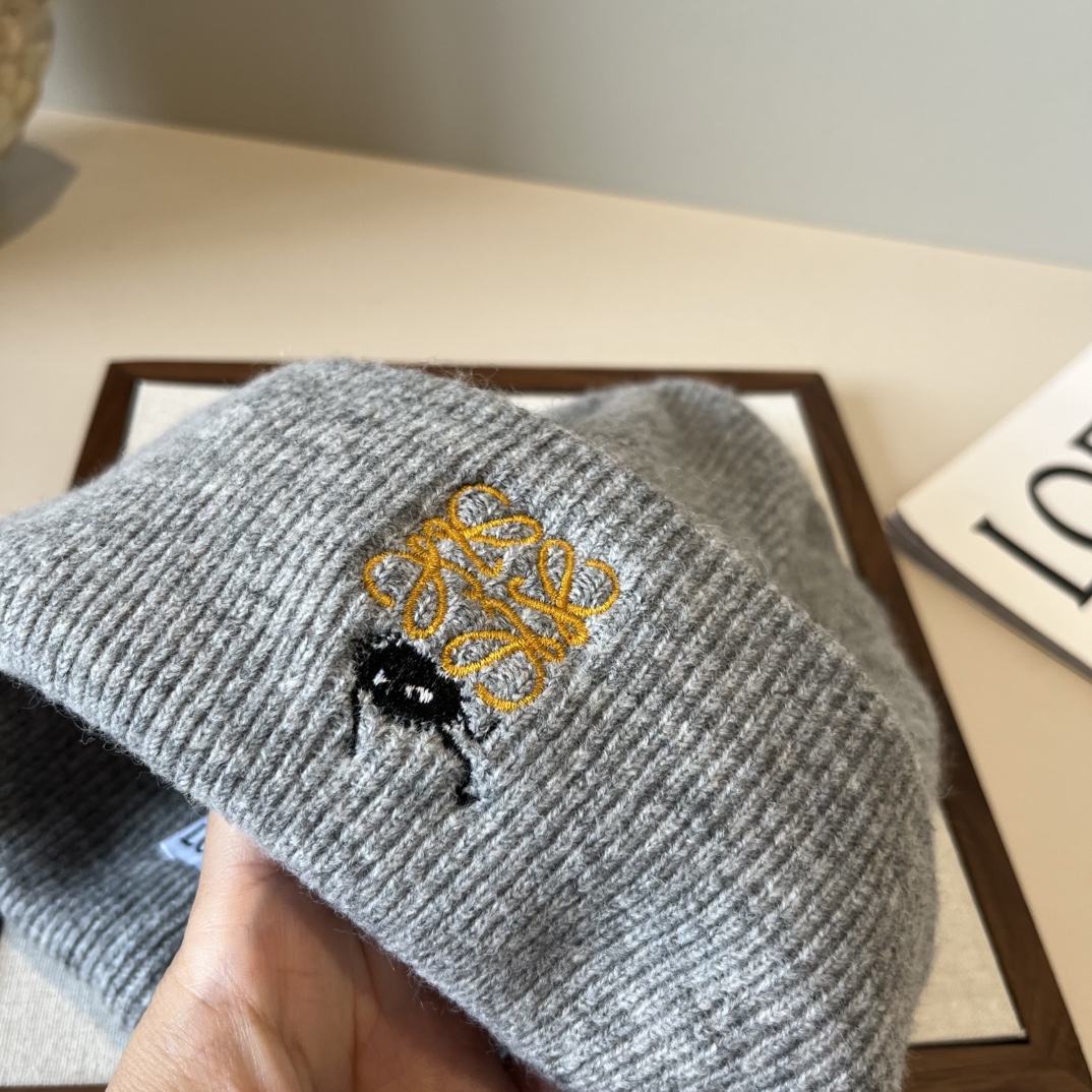🆕

ＬＯＥＷＥ罗意威新款针织羊毛帽，细腻柔软亲肤，男女通用，弹性超好👍
