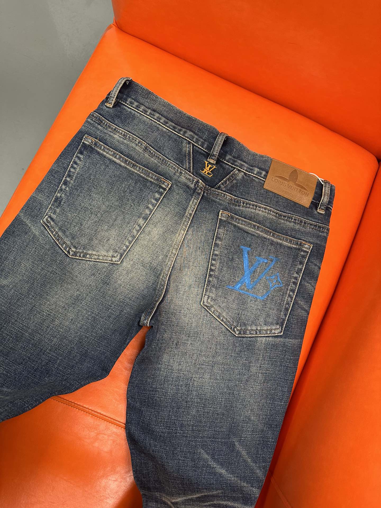  独家新款，手工创新新款.🔥￼新款现货上市🔥🔥原单爆款牛仔裤👖超级定制款，原版五金，超级重工工艺，版型超