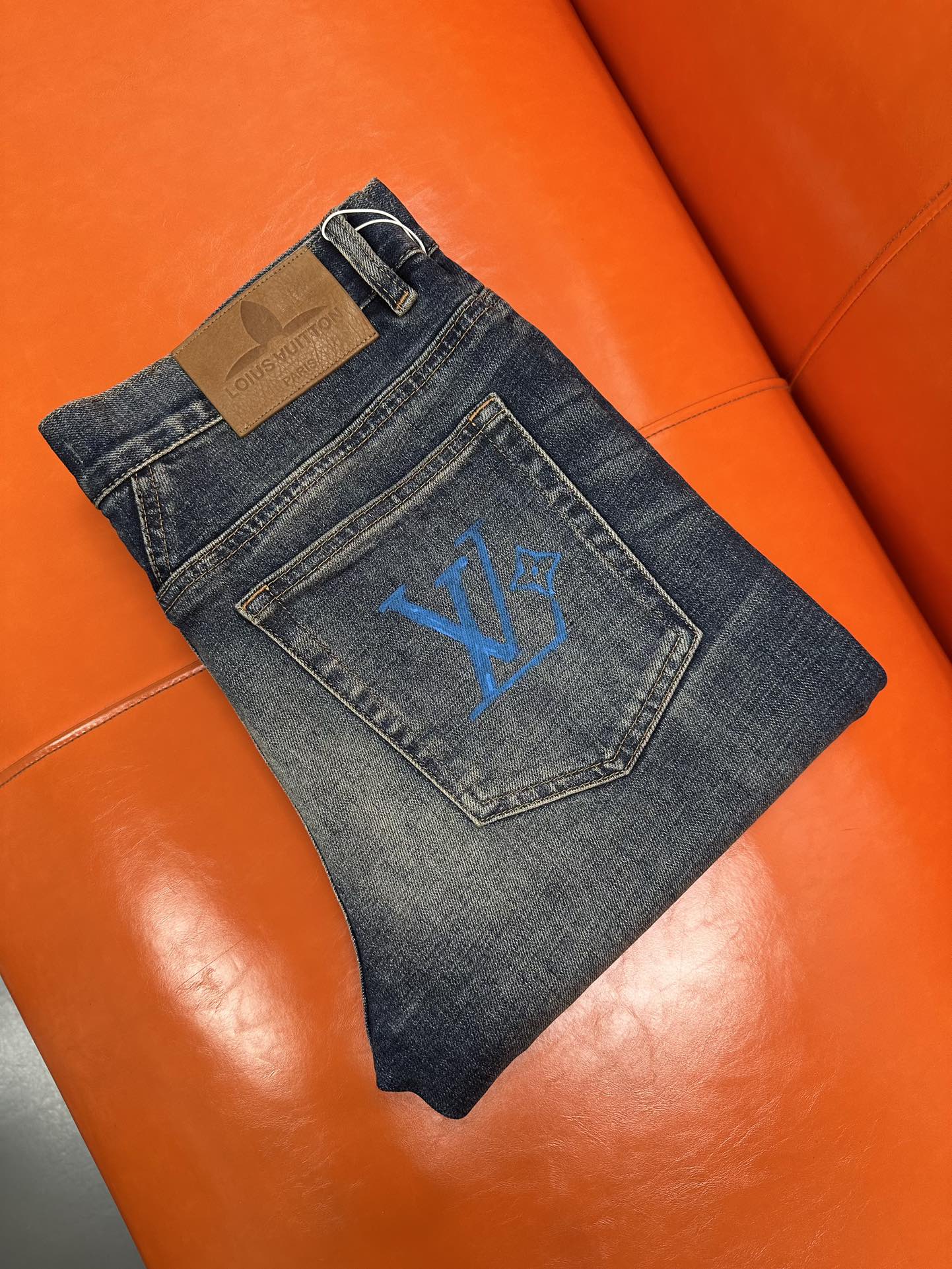  独家新款，手工创新新款.🔥￼新款现货上市🔥🔥原单爆款牛仔裤👖超级定制款，原版五金，超级重工工艺，版型超