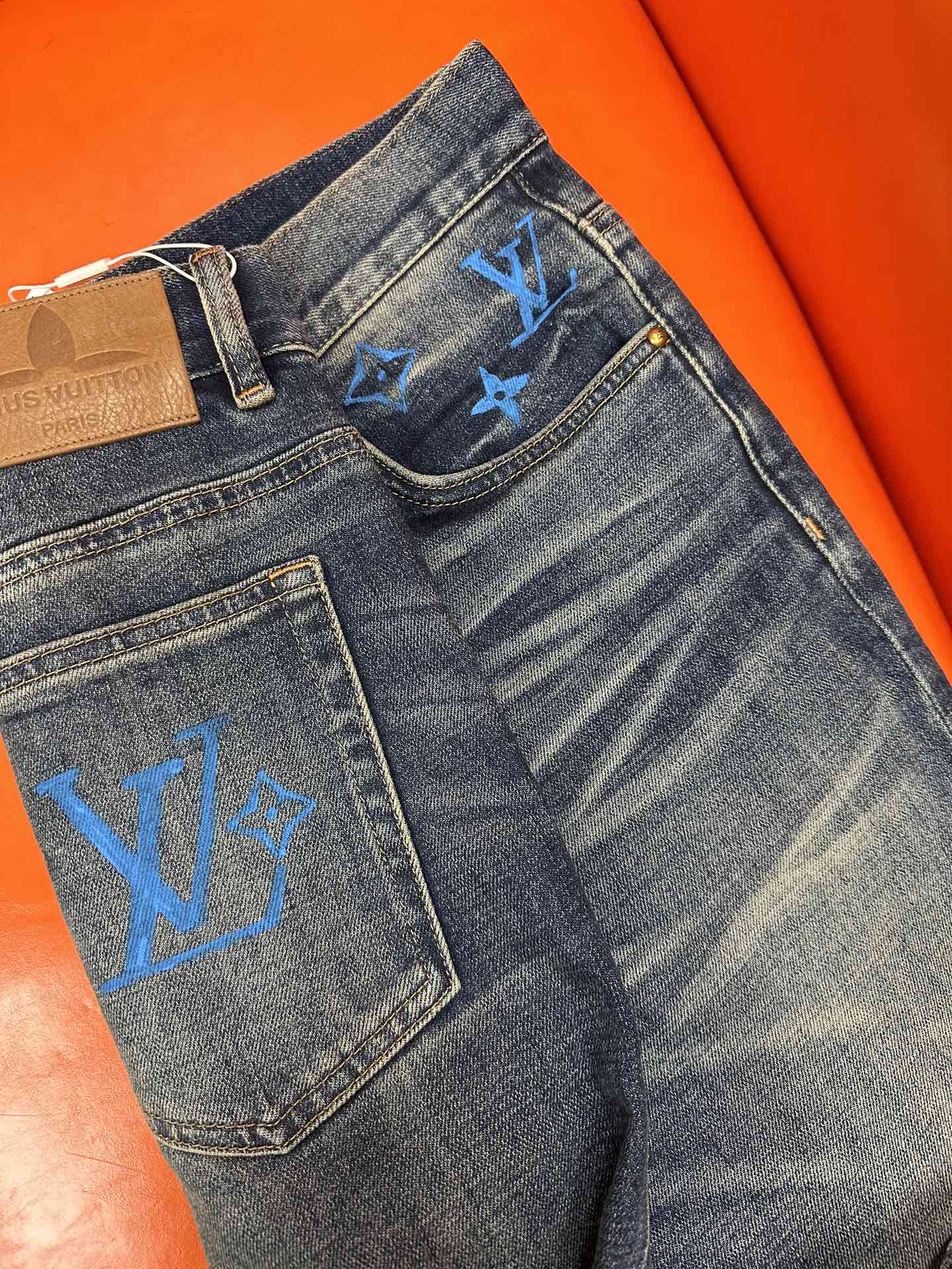  独家新款，手工创新新款.🔥￼新款现货上市🔥🔥原单爆款牛仔裤👖超级定制款，原版五金，超级重工工艺，版型超