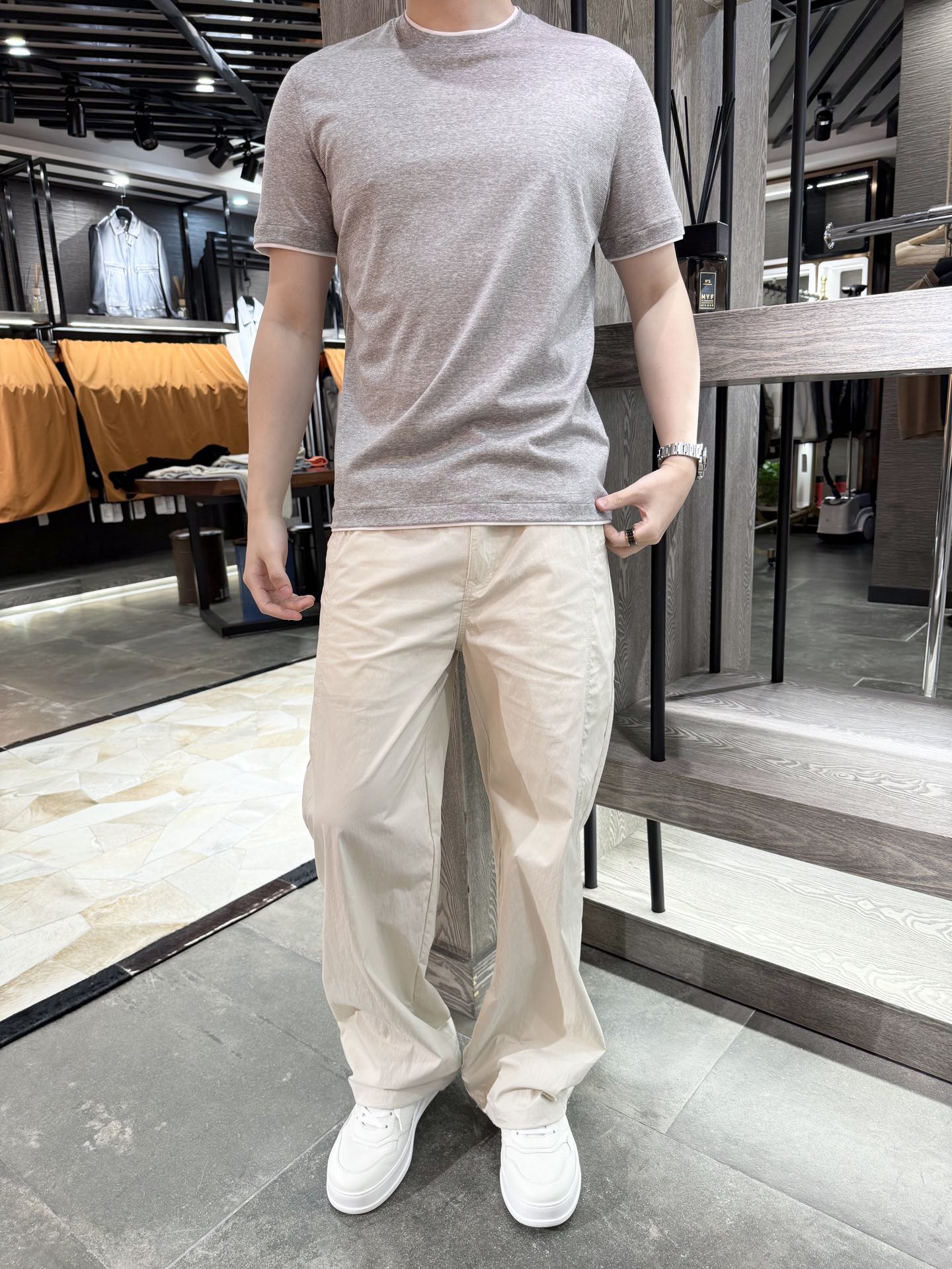 NO:507965,BC - Summer new favorite two-piece short-sleeved T-shirt, simple and scheming~ The fabric is composed of 64.6 cotton and 35.4 threads, with high-quality texture, breathable and comfortable, and full of drooping. The white edges exposed on the neckline, cuffs and hem add a sense of layering. Whether you wear it alone or with a jacket, you can easily grasp it. S-2XL (model 180/140 wear M, with Hong Kong Lane Crawford gift box packaging), Jackets & coats, T-shirt,tees, t-shirt,alexander wang19860909BC-夏日新宠假两件短袖t恤,简约又有小心机~ 面料由64.6棉与35.4麻组成,质感高级,透气舒适,垂顺感拉满, 领口、袖口、下摆露出的白边,增添层次感 不管单穿还是搭外套,都能轻松拿捏 码数S-2XL(模特180/140穿M,配香港连卡佛礼盒包装）,,jackets & coats,T-shirt,tees，t-shirt,alexander wang,Men's clothing