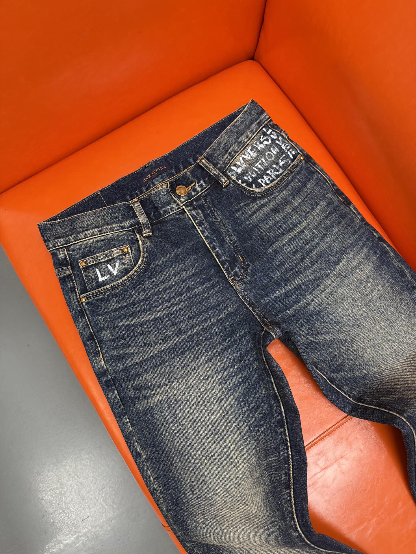  独家新款，手工创新新款.🔥￼新款现货上市🔥🔥原单爆款牛仔裤👖超级定制款，原版五金，超级重工工艺，版型超