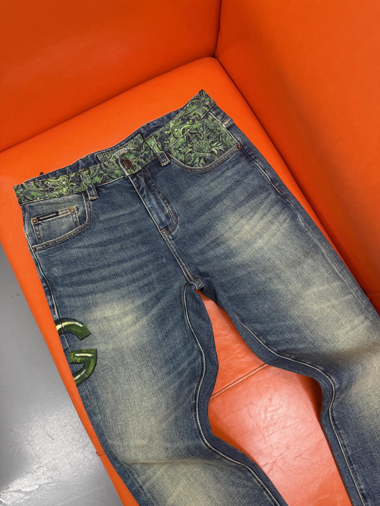  独家新款，手工创新新款.🔥￼新款现货上市🔥🔥原单爆款牛仔裤👖超级定制款，原版五金，超级重工工艺，版型超