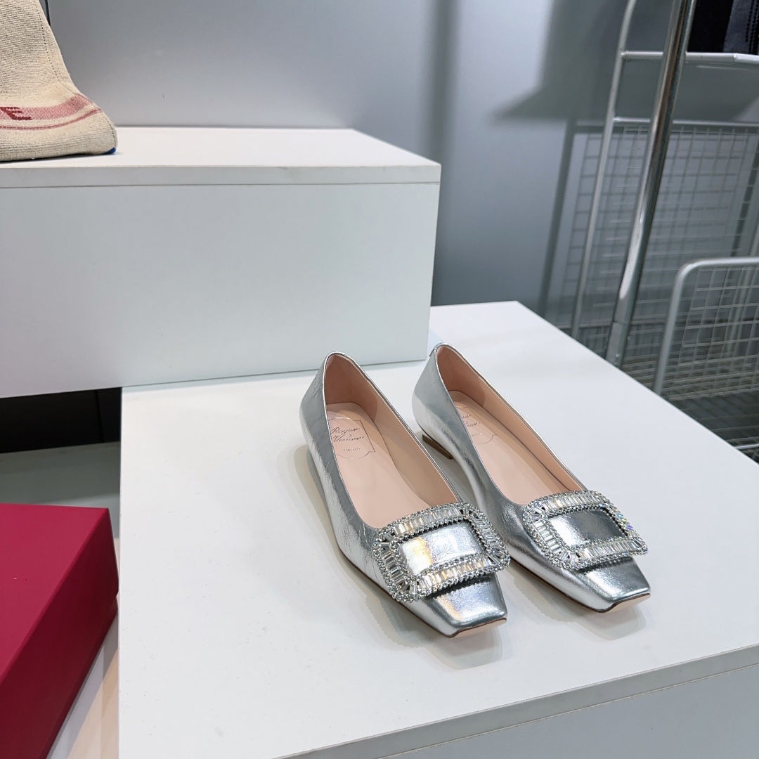 “Roger Vivier Diamond-Driven Wedding Shoes: Classic Elegance and Confidence-Building Style” - 图片 4