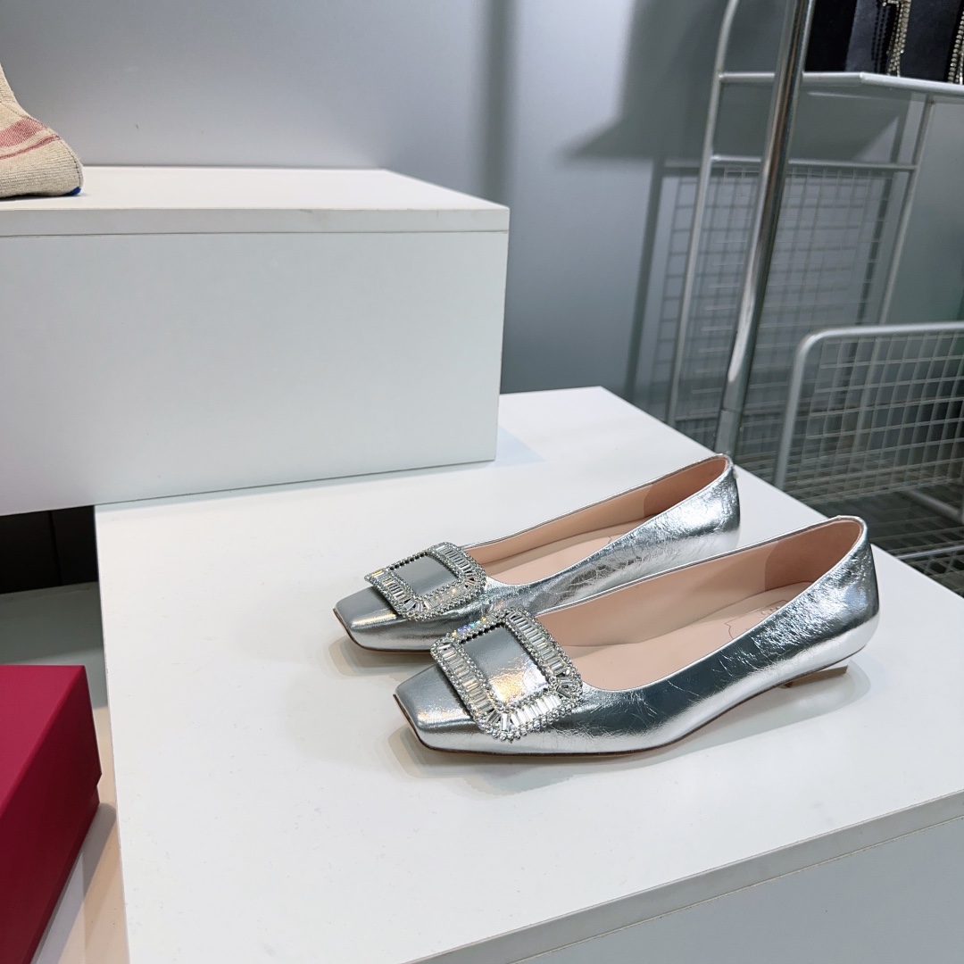 “Roger Vivier Diamond-Driven Wedding Shoes: Classic Elegance and Confidence-Building Style” - 图片 5