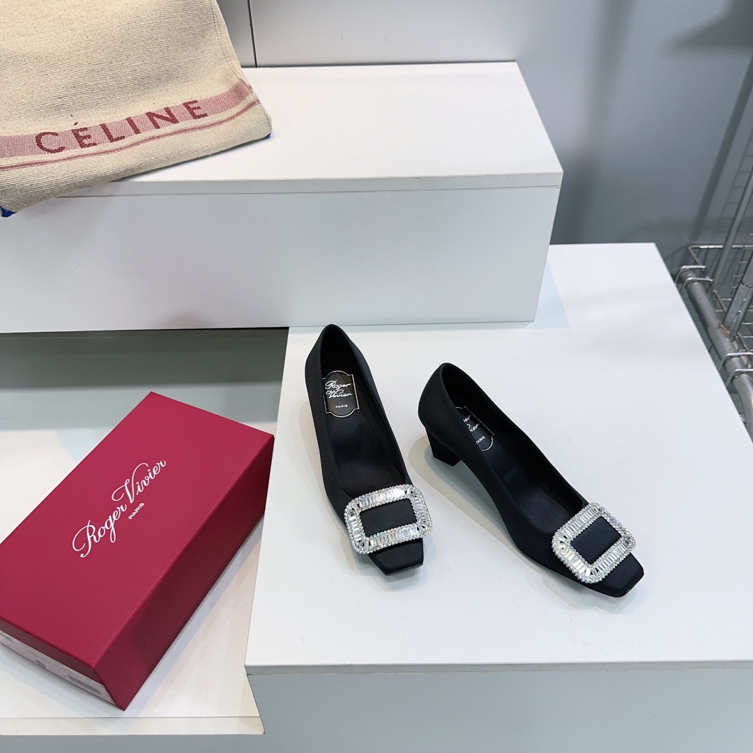 “Roger Vivier Diamond-Driven Wedding Shoes: Classic Elegance for Confident Style” - 图片 2