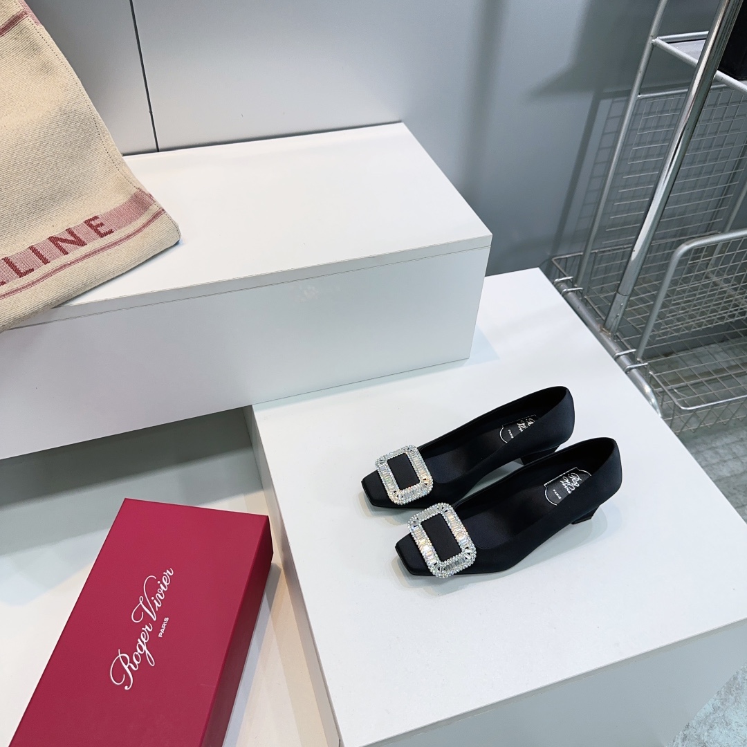 “Roger Vivier Diamond-Driven Wedding Shoes: Classic Elegance for Confident Style”
