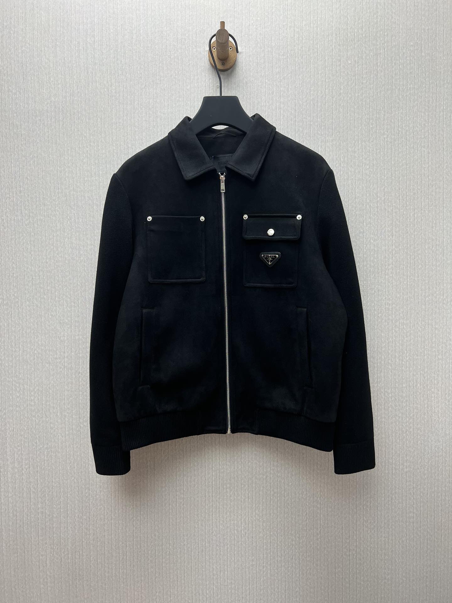 Prada 25ss nueva chaqueta de cuero con textura de ante con solapa para hombre de otoño e invierno Número de código: 48.…