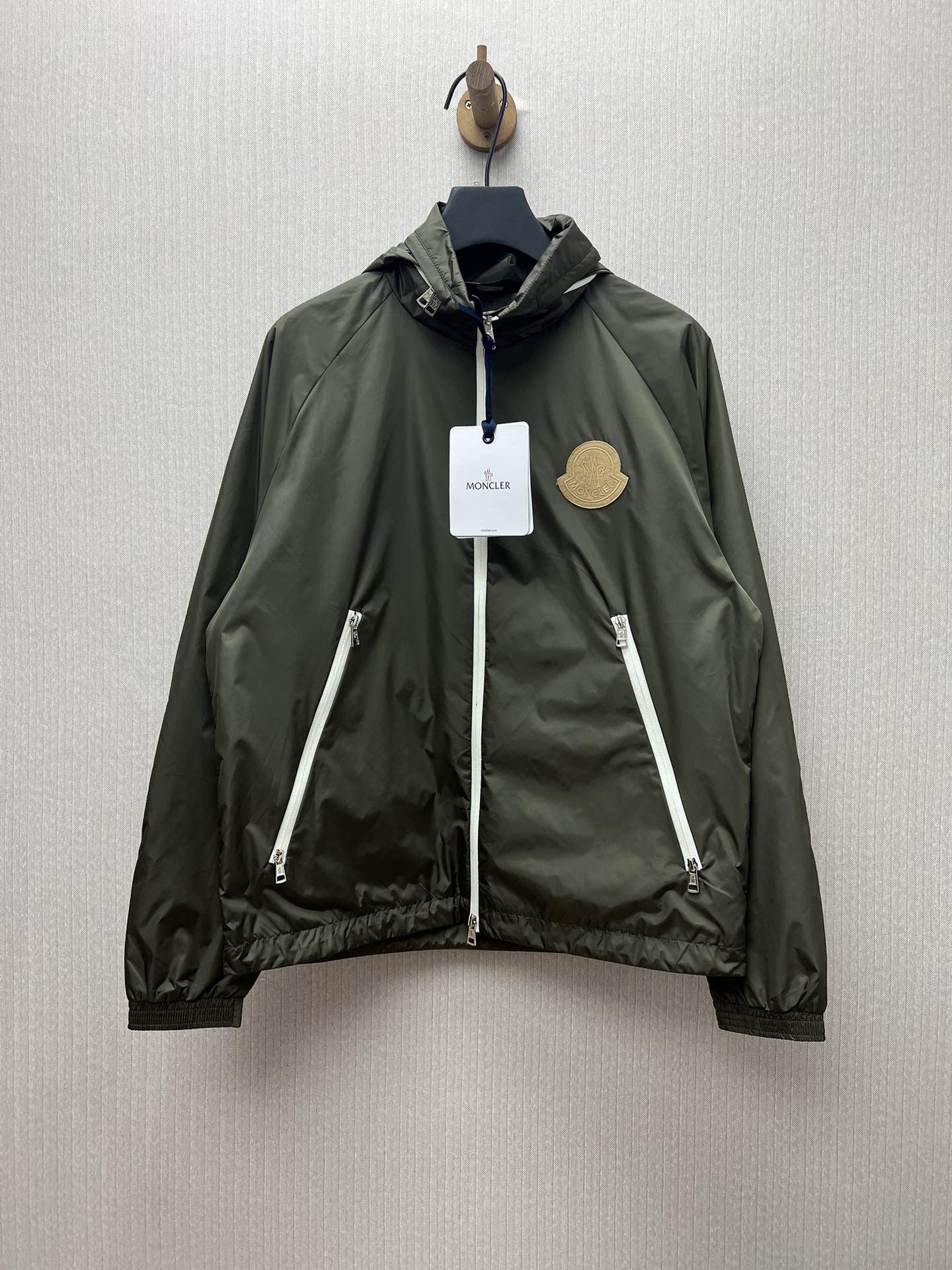 Moncler 25ss nueva chaqueta con capucha plegable de cuello alto y parche de logotipo, versión alta. Tallas: 46.48.50.52…