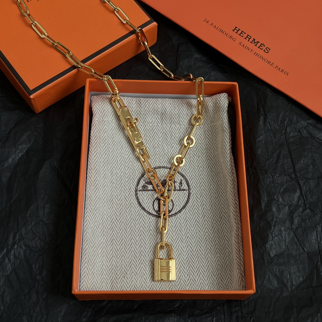 【】HERMÈS 爱马仕 项链 做工精致 璀璨奢华 高级感立现 很大气不失时尚感。