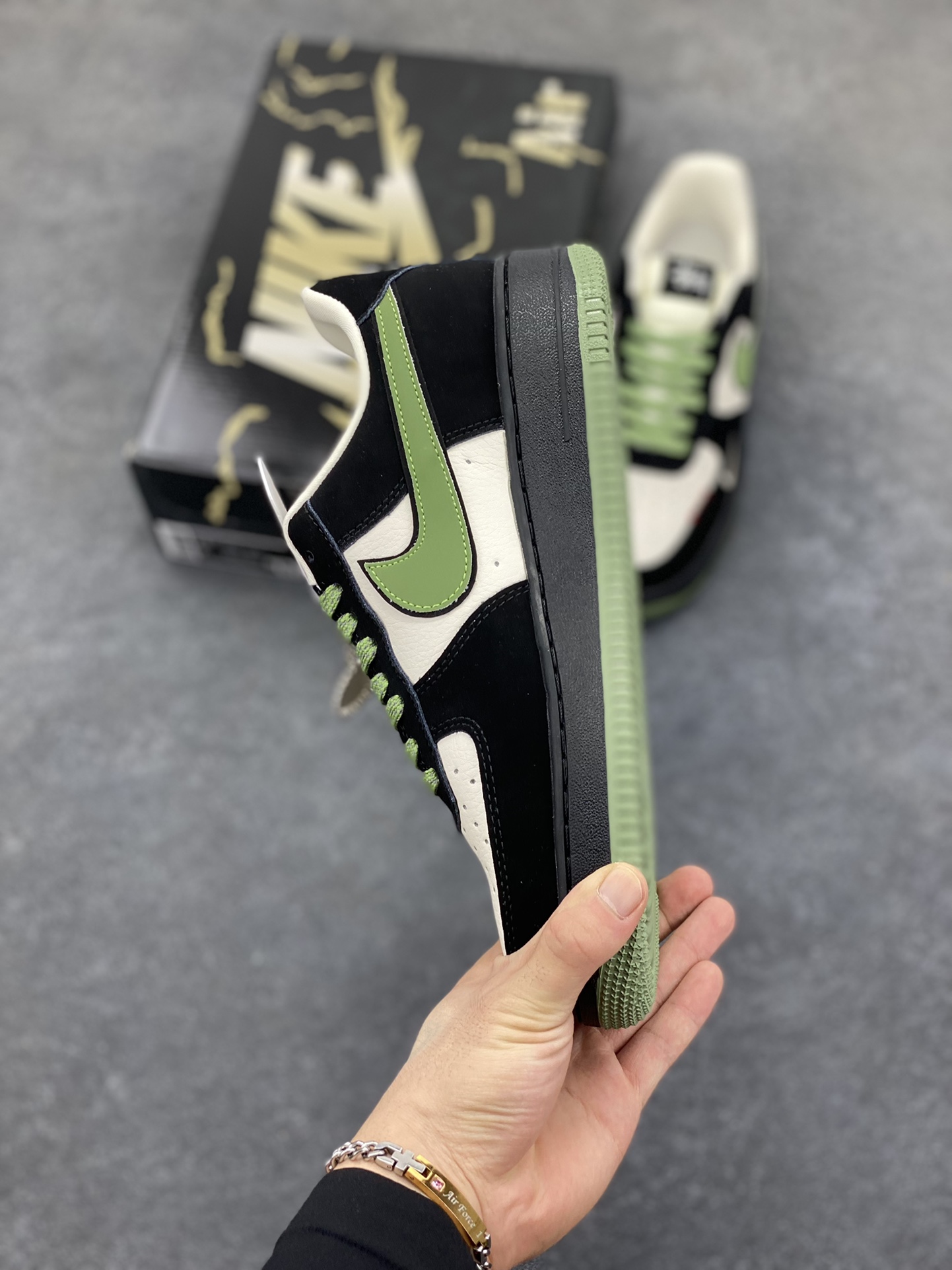 图片[3]-Nike Air Force 1 \’07 Low “斯图西联名——米黑绿红标”空军一号 低帮 运动鞋 休闲鞋 折边针车 工艺难度大 原楦头原纸板 原装鞋盒 定制五金配件 内置全掌气垫 原厂鞋底 货号：KJ1688-014 尺码：36 36.5 37.5 38 38.5 39 40 40.5 41 42 42.5 43 44 44.5 45-选品中心