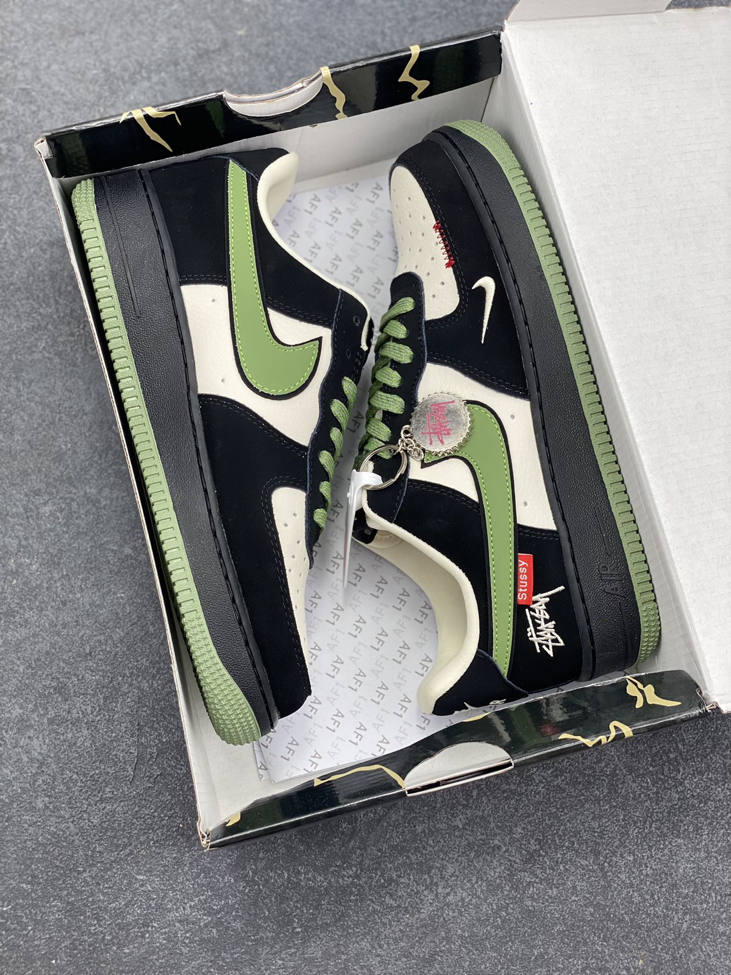 图片[9]-Nike Air Force 1 \’07 Low “斯图西联名——米黑绿红标”空军一号 低帮 运动鞋 休闲鞋 折边针车 工艺难度大 原楦头原纸板 原装鞋盒 定制五金配件 内置全掌气垫 原厂鞋底 货号：KJ1688-014 尺码：36 36.5 37.5 38 38.5 39 40 40.5 41 42 42.5 43 44 44.5 45-选品中心