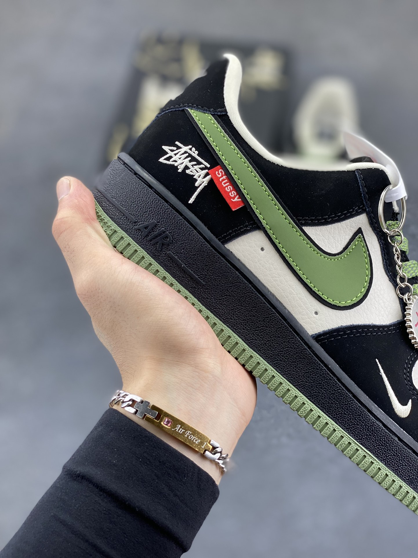 图片[6]-Nike Air Force 1 \’07 Low “斯图西联名——米黑绿红标”空军一号 低帮 运动鞋 休闲鞋 折边针车 工艺难度大 原楦头原纸板 原装鞋盒 定制五金配件 内置全掌气垫 原厂鞋底 货号：KJ1688-014 尺码：36 36.5 37.5 38 38.5 39 40 40.5 41 42 42.5 43 44 44.5 45-选品中心