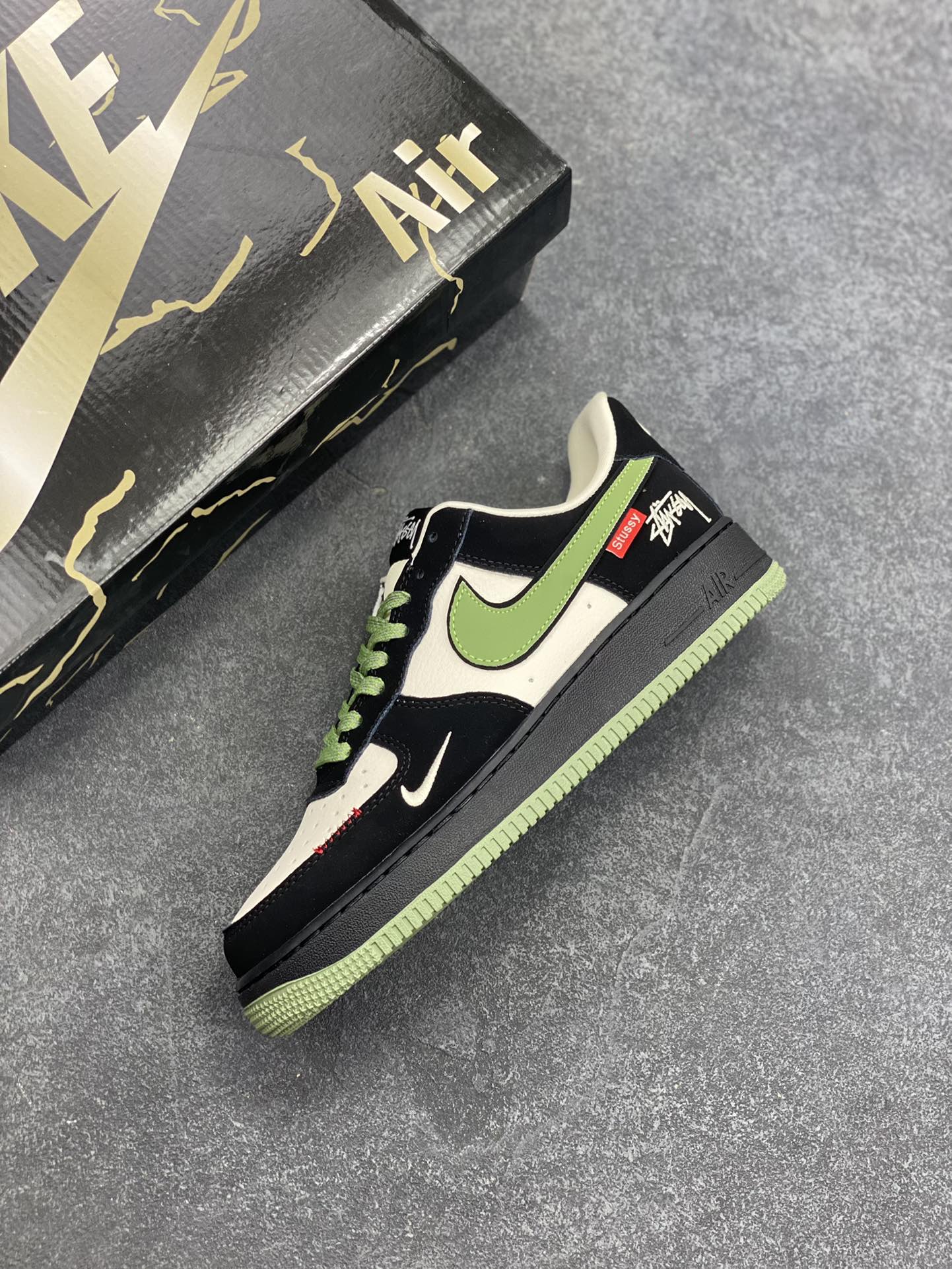 图片[7]-Nike Air Force 1 \’07 Low “斯图西联名——米黑绿红标”空军一号 低帮 运动鞋 休闲鞋 折边针车 工艺难度大 原楦头原纸板 原装鞋盒 定制五金配件 内置全掌气垫 原厂鞋底 货号：KJ1688-014 尺码：36 36.5 37.5 38 38.5 39 40 40.5 41 42 42.5 43 44 44.5 45-选品中心