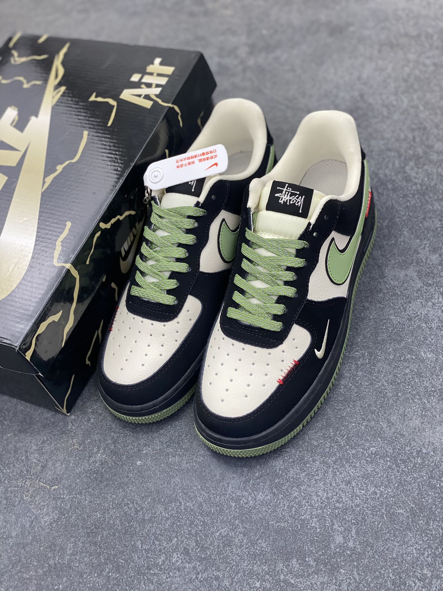 图片[8]-Nike Air Force 1 \’07 Low “斯图西联名——米黑绿红标”空军一号 低帮 运动鞋 休闲鞋 折边针车 工艺难度大 原楦头原纸板 原装鞋盒 定制五金配件 内置全掌气垫 原厂鞋底 货号：KJ1688-014 尺码：36 36.5 37.5 38 38.5 39 40 40.5 41 42 42.5 43 44 44.5 45-选品中心