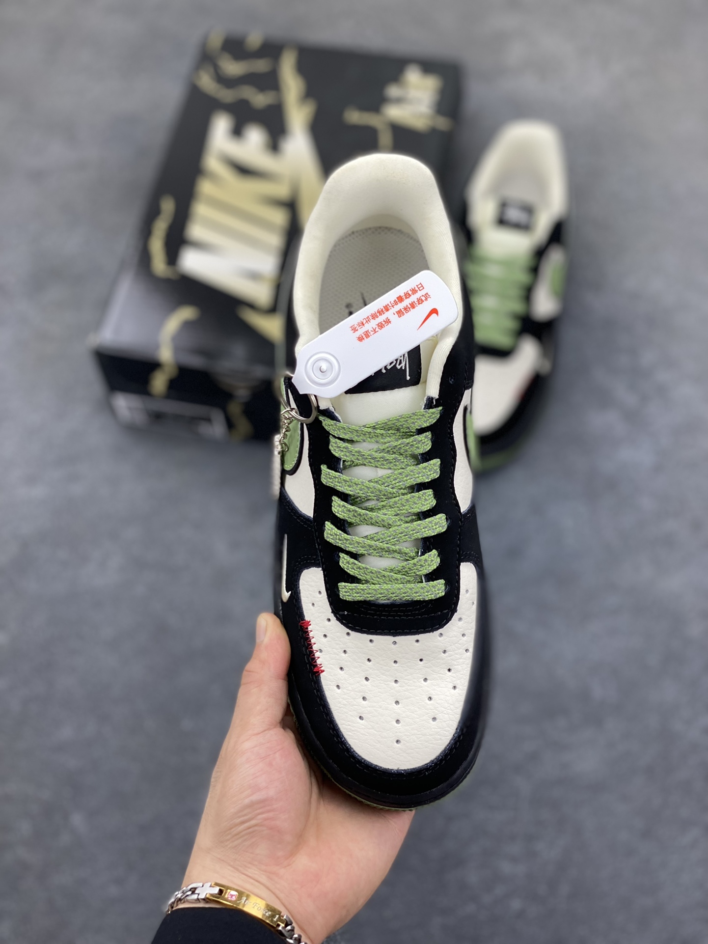 图片[2]-Nike Air Force 1 \’07 Low “斯图西联名——米黑绿红标”空军一号 低帮 运动鞋 休闲鞋 折边针车 工艺难度大 原楦头原纸板 原装鞋盒 定制五金配件 内置全掌气垫 原厂鞋底 货号：KJ1688-014 尺码：36 36.5 37.5 38 38.5 39 40 40.5 41 42 42.5 43 44 44.5 45-选品中心