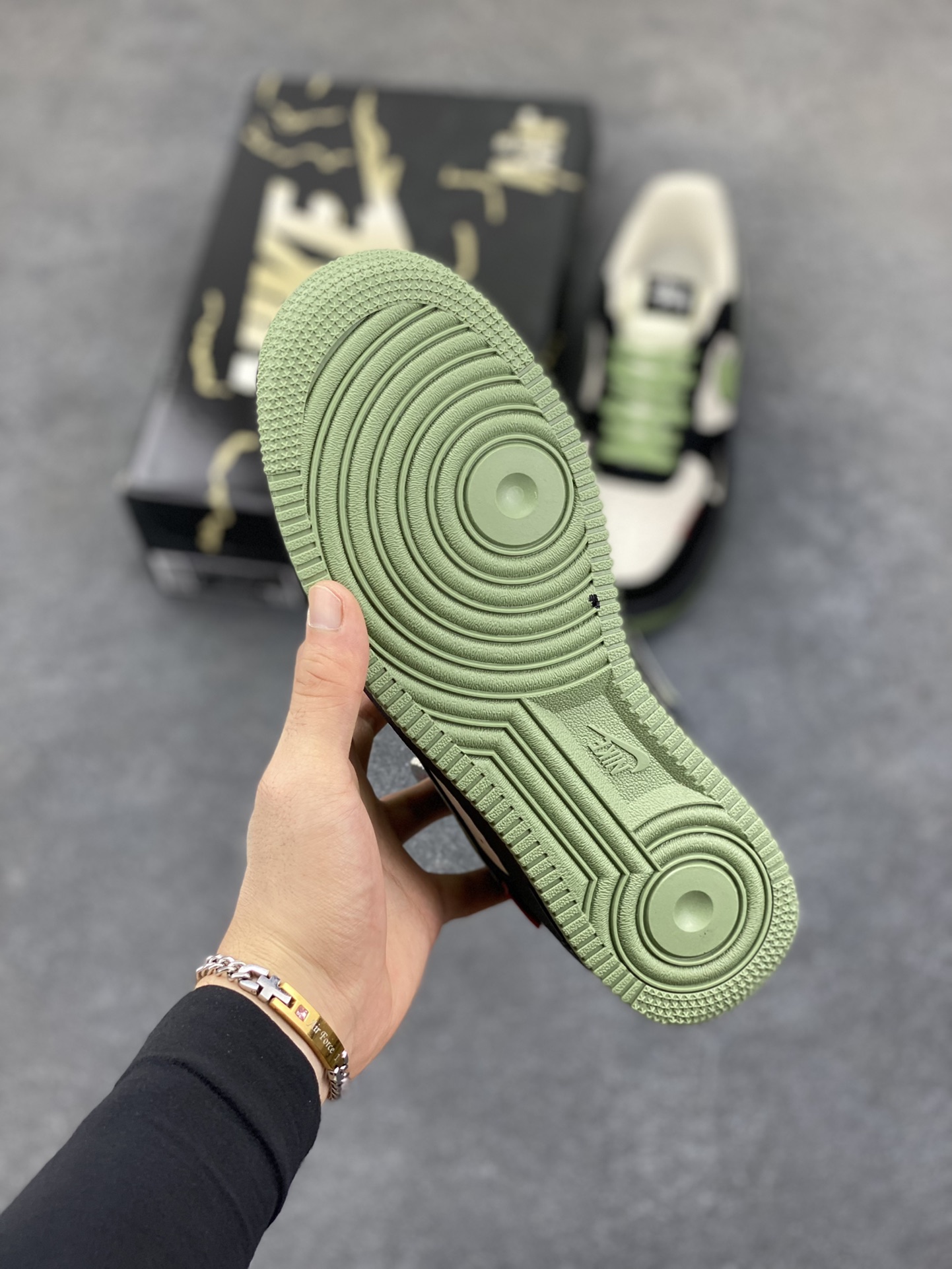图片[5]-Nike Air Force 1 \’07 Low “斯图西联名——米黑绿红标”空军一号 低帮 运动鞋 休闲鞋 折边针车 工艺难度大 原楦头原纸板 原装鞋盒 定制五金配件 内置全掌气垫 原厂鞋底 货号：KJ1688-014 尺码：36 36.5 37.5 38 38.5 39 40 40.5 41 42 42.5 43 44 44.5 45-选品中心