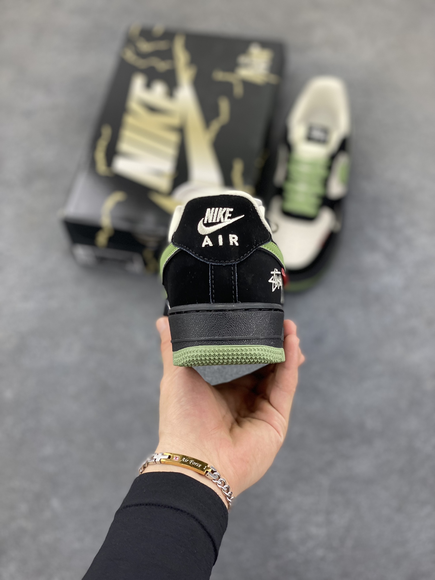 图片[4]-Nike Air Force 1 \’07 Low “斯图西联名——米黑绿红标”空军一号 低帮 运动鞋 休闲鞋 折边针车 工艺难度大 原楦头原纸板 原装鞋盒 定制五金配件 内置全掌气垫 原厂鞋底 货号：KJ1688-014 尺码：36 36.5 37.5 38 38.5 39 40 40.5 41 42 42.5 43 44 44.5 45-选品中心