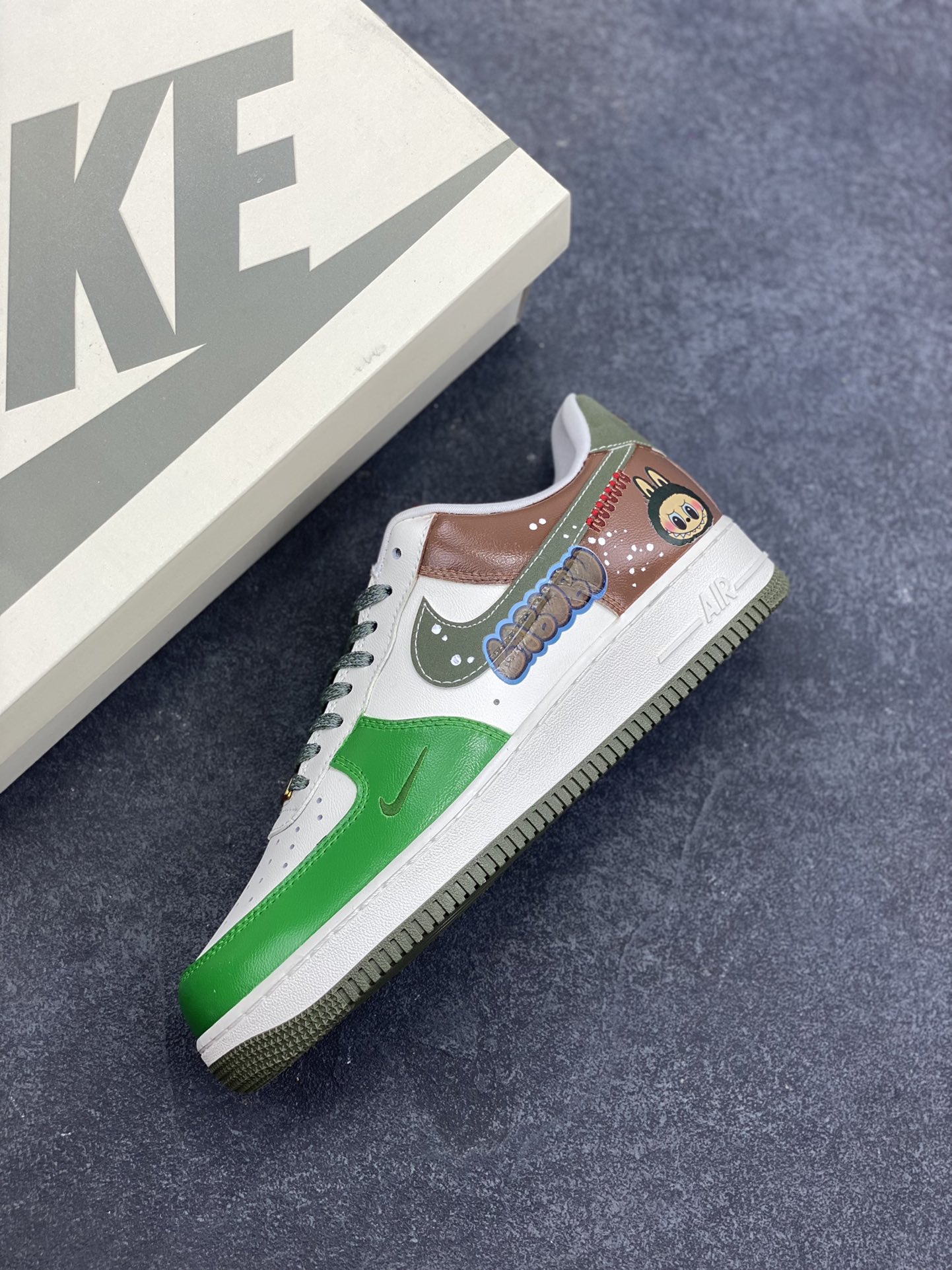 图片[7]-【定制球鞋】纯手工绘画Nike Air Force 1 空军一号 手绘 涂鸦 拉布布 潮流 耐磨 低帮 板鞋 男女同款 白黑色折边针车 工艺难度大 原楦头原纸板 原装鞋盒 定制五金配件 内置全掌气垫 原厂鞋底 货号：FV5979-130 尺码：36 36.5 37.5 38 38.5 39 40 40.5 41 42 42.5 43 44 44.5 45-选品中心