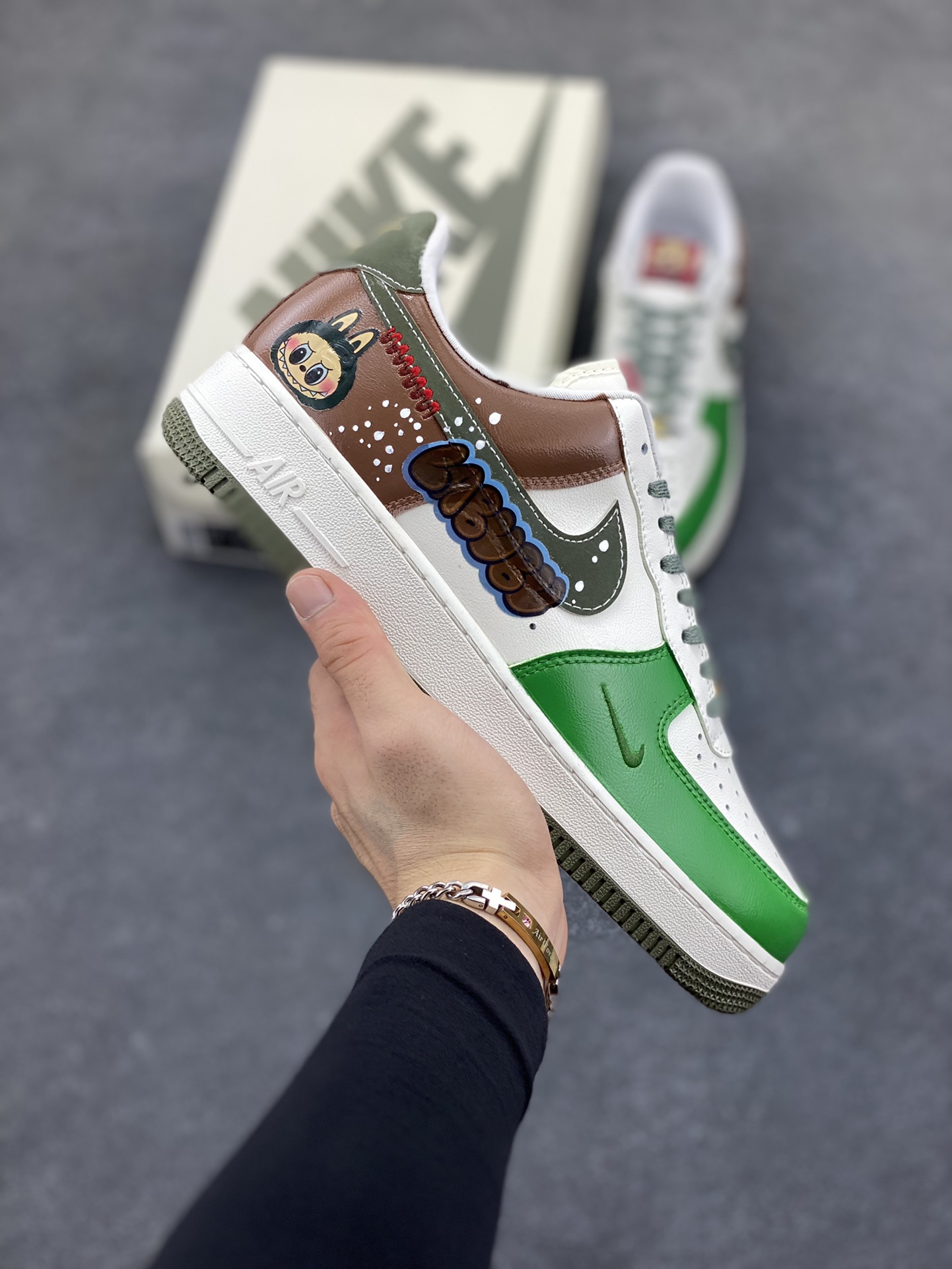 【定制球鞋】纯手工绘画Nike Air Force 1 空军一号 手绘 涂鸦 拉布布 潮流 耐磨 低帮 板鞋 男女同款 白黑色折边针车 工艺难度大 原楦头原纸板 原装鞋盒 定制五金配件 内置全掌气垫 原厂鞋底 货号:FV5979-130 尺码:36 36.5 37.5 38 38.5 39 40 40.5 41 42 42.5 43 44 44.5 45-选品中心