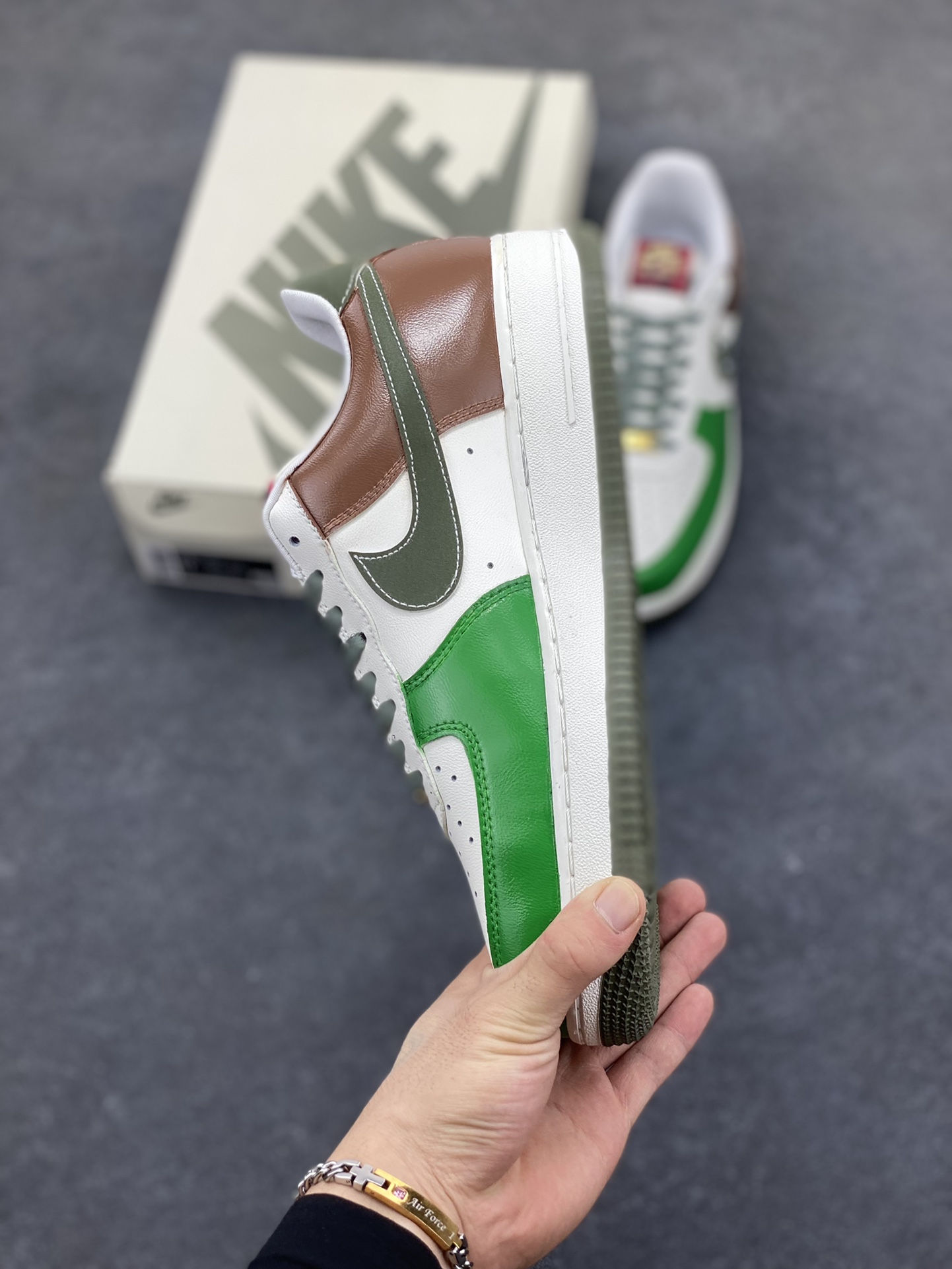 图片[3]-【定制球鞋】纯手工绘画Nike Air Force 1 空军一号 手绘 涂鸦 拉布布 潮流 耐磨 低帮 板鞋 男女同款 白黑色折边针车 工艺难度大 原楦头原纸板 原装鞋盒 定制五金配件 内置全掌气垫 原厂鞋底 货号：FV5979-130 尺码：36 36.5 37.5 38 38.5 39 40 40.5 41 42 42.5 43 44 44.5 45-选品中心