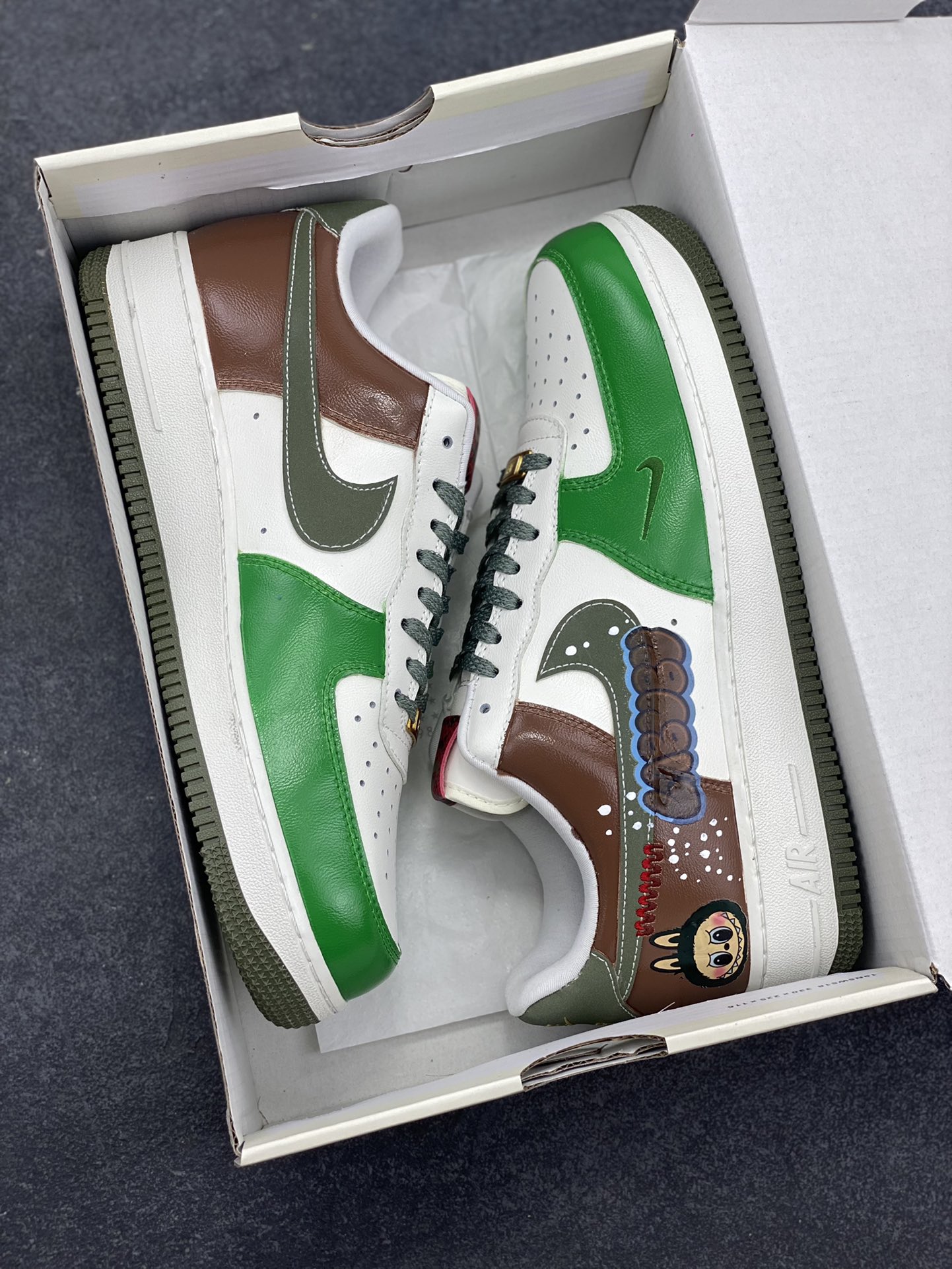 图片[9]-【定制球鞋】纯手工绘画Nike Air Force 1 空军一号 手绘 涂鸦 拉布布 潮流 耐磨 低帮 板鞋 男女同款 白黑色折边针车 工艺难度大 原楦头原纸板 原装鞋盒 定制五金配件 内置全掌气垫 原厂鞋底 货号：FV5979-130 尺码：36 36.5 37.5 38 38.5 39 40 40.5 41 42 42.5 43 44 44.5 45-选品中心