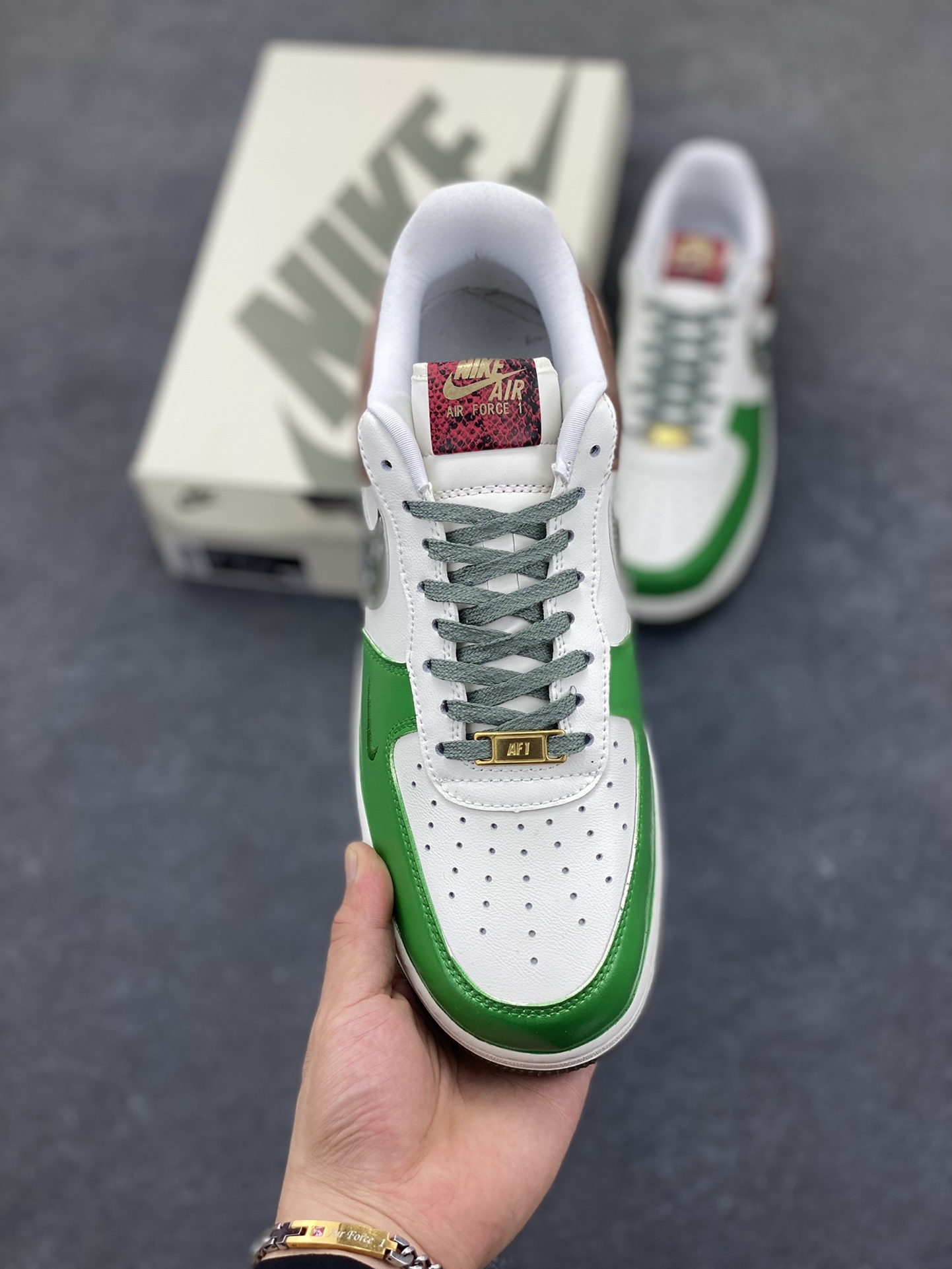 图片[2]-【定制球鞋】纯手工绘画Nike Air Force 1 空军一号 手绘 涂鸦 拉布布 潮流 耐磨 低帮 板鞋 男女同款 白黑色折边针车 工艺难度大 原楦头原纸板 原装鞋盒 定制五金配件 内置全掌气垫 原厂鞋底 货号：FV5979-130 尺码：36 36.5 37.5 38 38.5 39 40 40.5 41 42 42.5 43 44 44.5 45-选品中心