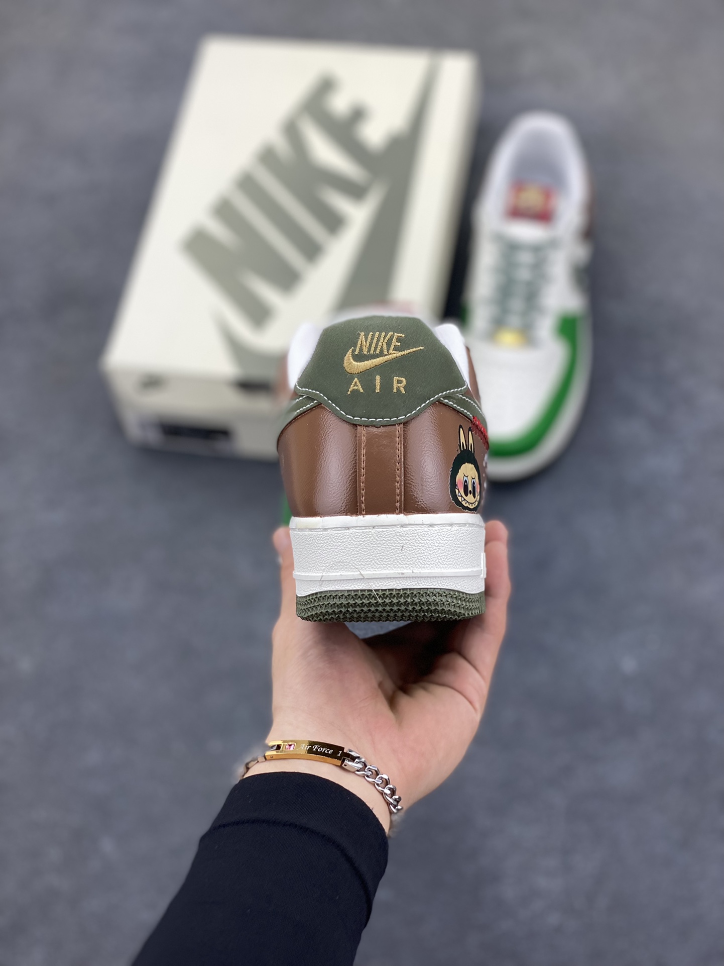 图片[4]-【定制球鞋】纯手工绘画Nike Air Force 1 空军一号 手绘 涂鸦 拉布布 潮流 耐磨 低帮 板鞋 男女同款 白黑色折边针车 工艺难度大 原楦头原纸板 原装鞋盒 定制五金配件 内置全掌气垫 原厂鞋底 货号：FV5979-130 尺码：36 36.5 37.5 38 38.5 39 40 40.5 41 42 42.5 43 44 44.5 45-选品中心