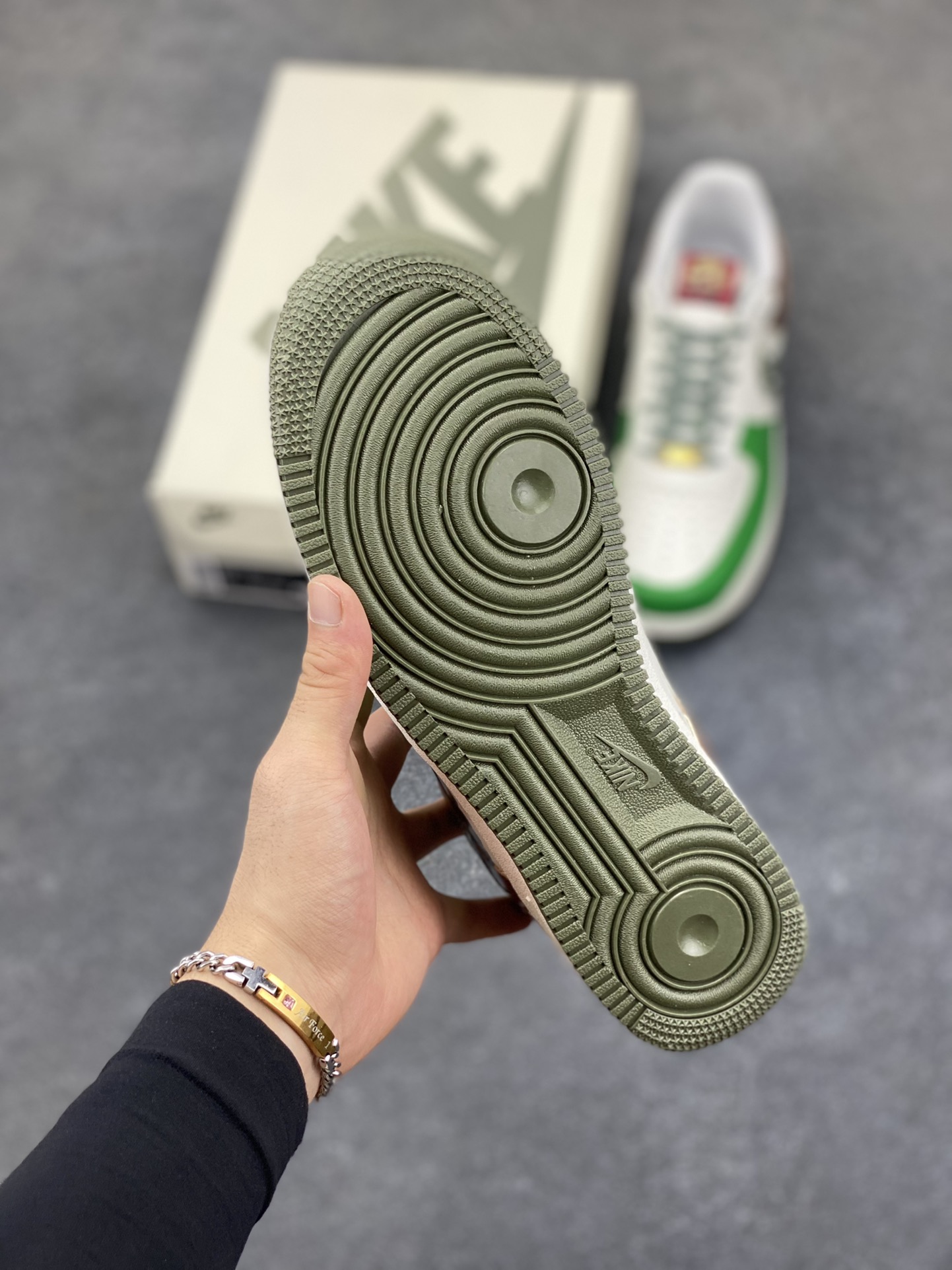 图片[5]-【定制球鞋】纯手工绘画Nike Air Force 1 空军一号 手绘 涂鸦 拉布布 潮流 耐磨 低帮 板鞋 男女同款 白黑色折边针车 工艺难度大 原楦头原纸板 原装鞋盒 定制五金配件 内置全掌气垫 原厂鞋底 货号：FV5979-130 尺码：36 36.5 37.5 38 38.5 39 40 40.5 41 42 42.5 43 44 44.5 45-选品中心