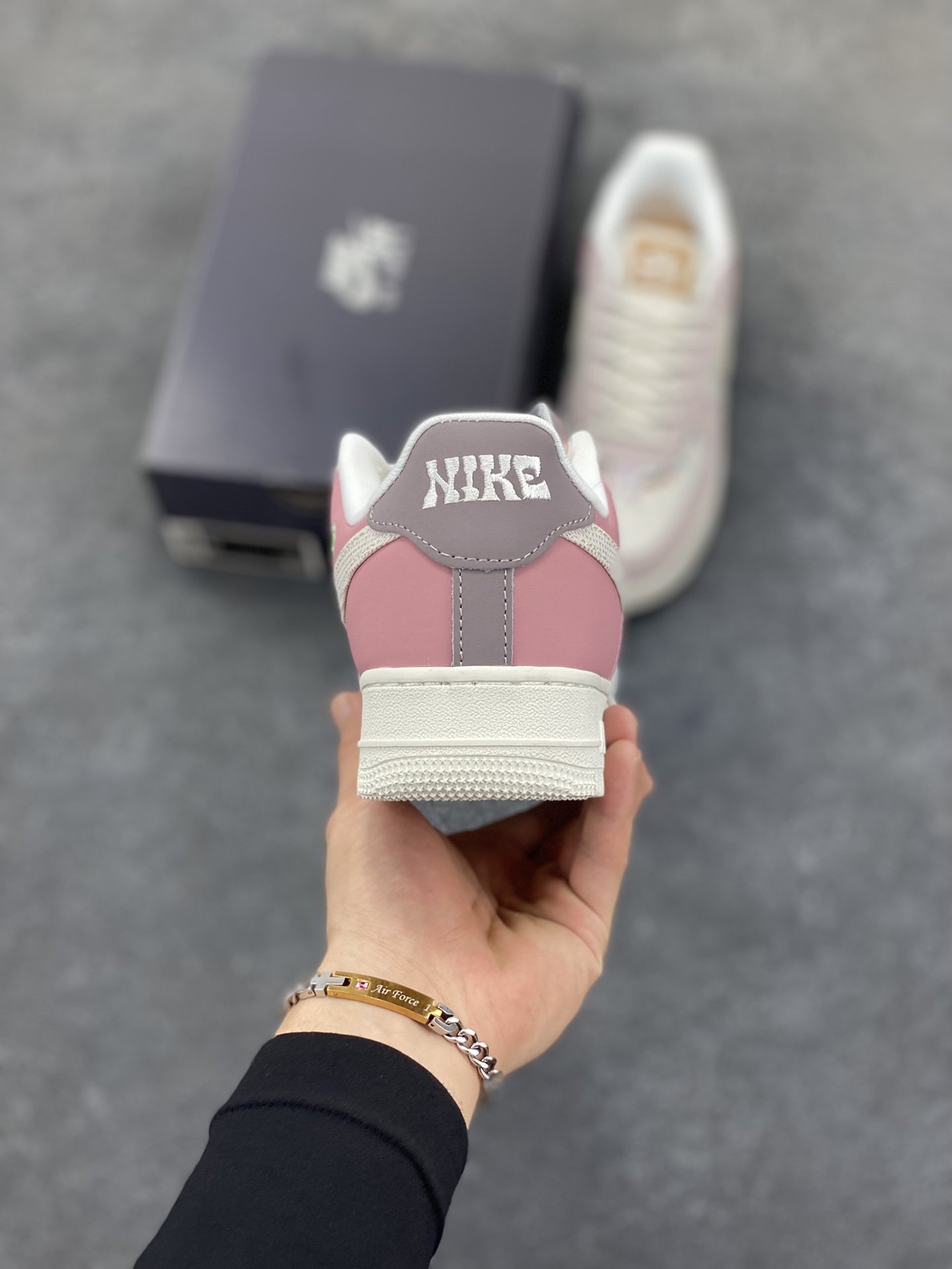 图片[4]-Nike Air Force 1 Low 空军一号低帮百搭休闲运动板鞋。柔软、弹性十足的缓震性能和出色的中底设计，横跨复古与现代的外型结合，造就出风靡全球三十多年的Force 1，直到今天还深受青睐。 货号：IB8874-111 尺码：36 36.5 37.5 38 38.5 39 40 40.5 41 42 42.5 43 44 44.5 45-选品中心