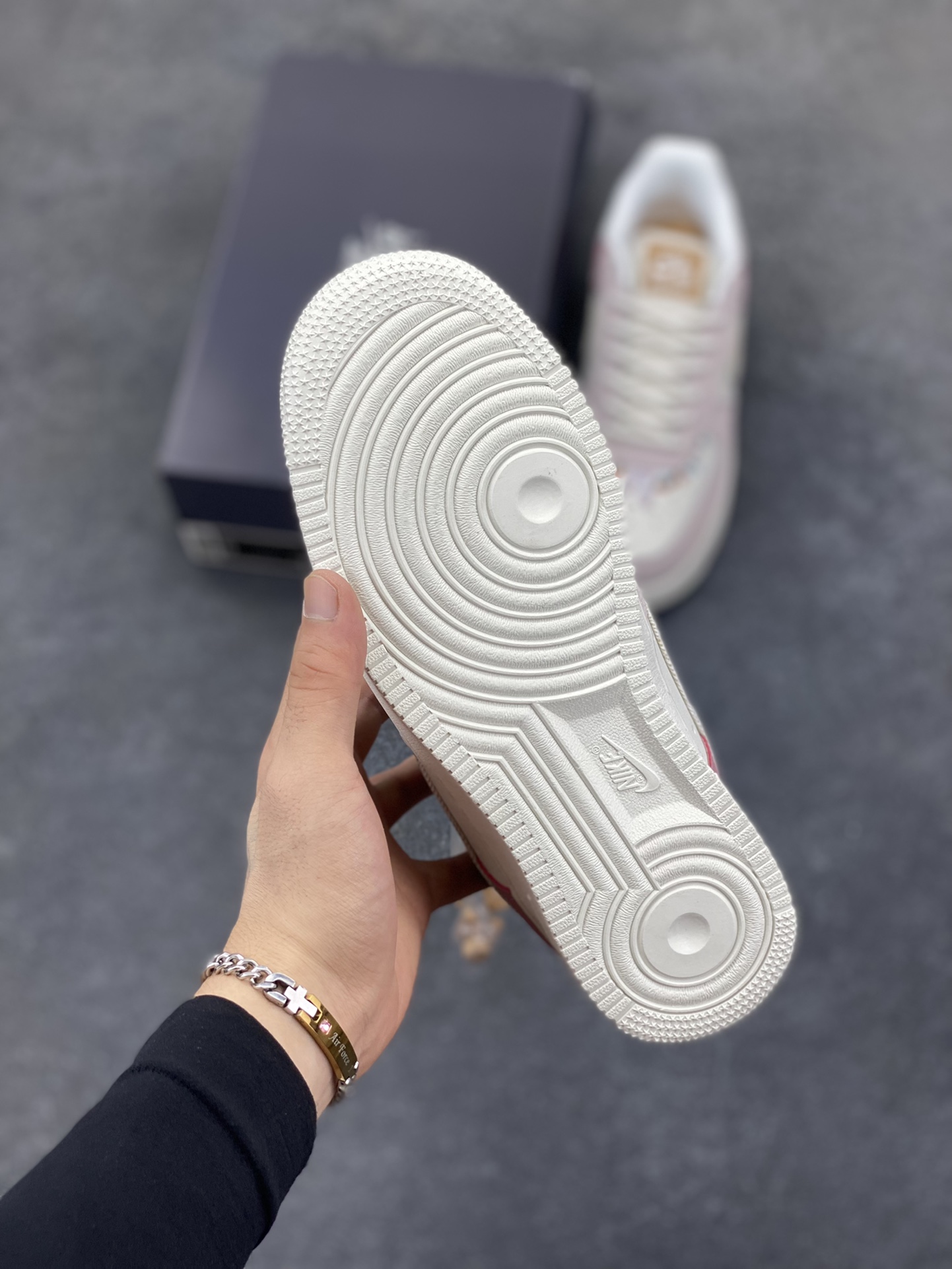 图片[5]-Nike Air Force 1 Low 空军一号低帮百搭休闲运动板鞋。柔软、弹性十足的缓震性能和出色的中底设计，横跨复古与现代的外型结合，造就出风靡全球三十多年的Force 1，直到今天还深受青睐。 货号：IB8874-111 尺码：36 36.5 37.5 38 38.5 39 40 40.5 41 42 42.5 43 44 44.5 45-选品中心
