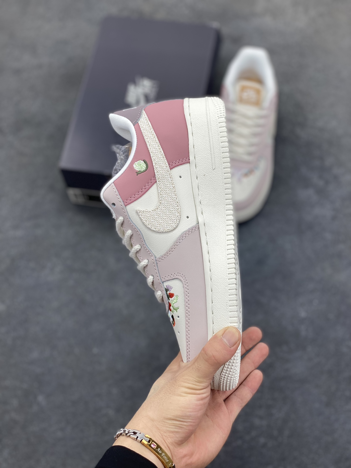 图片[3]-Nike Air Force 1 Low 空军一号低帮百搭休闲运动板鞋。柔软、弹性十足的缓震性能和出色的中底设计，横跨复古与现代的外型结合，造就出风靡全球三十多年的Force 1，直到今天还深受青睐。 货号：IB8874-111 尺码：36 36.5 37.5 38 38.5 39 40 40.5 41 42 42.5 43 44 44.5 45-选品中心