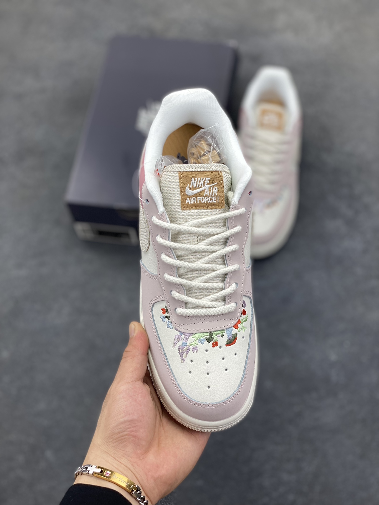 图片[2]-Nike Air Force 1 Low 空军一号低帮百搭休闲运动板鞋。柔软、弹性十足的缓震性能和出色的中底设计，横跨复古与现代的外型结合，造就出风靡全球三十多年的Force 1，直到今天还深受青睐。 货号：IB8874-111 尺码：36 36.5 37.5 38 38.5 39 40 40.5 41 42 42.5 43 44 44.5 45-选品中心