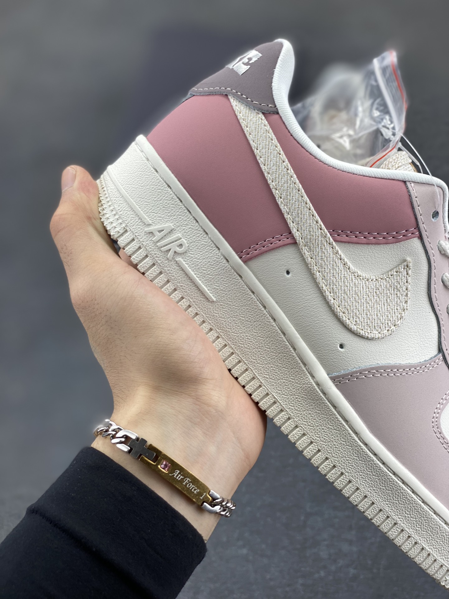 图片[6]-Nike Air Force 1 Low 空军一号低帮百搭休闲运动板鞋。柔软、弹性十足的缓震性能和出色的中底设计，横跨复古与现代的外型结合，造就出风靡全球三十多年的Force 1，直到今天还深受青睐。 货号：IB8874-111 尺码：36 36.5 37.5 38 38.5 39 40 40.5 41 42 42.5 43 44 44.5 45-选品中心