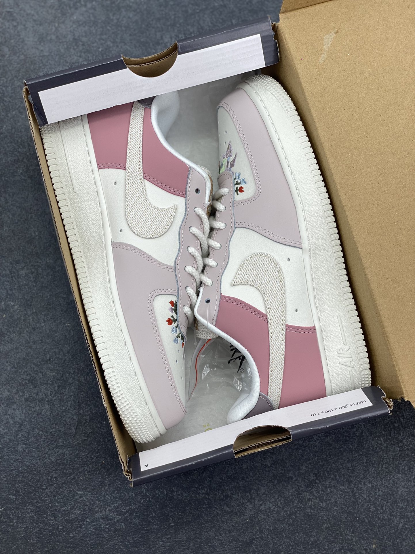 图片[9]-Nike Air Force 1 Low 空军一号低帮百搭休闲运动板鞋。柔软、弹性十足的缓震性能和出色的中底设计，横跨复古与现代的外型结合，造就出风靡全球三十多年的Force 1，直到今天还深受青睐。 货号：IB8874-111 尺码：36 36.5 37.5 38 38.5 39 40 40.5 41 42 42.5 43 44 44.5 45-选品中心