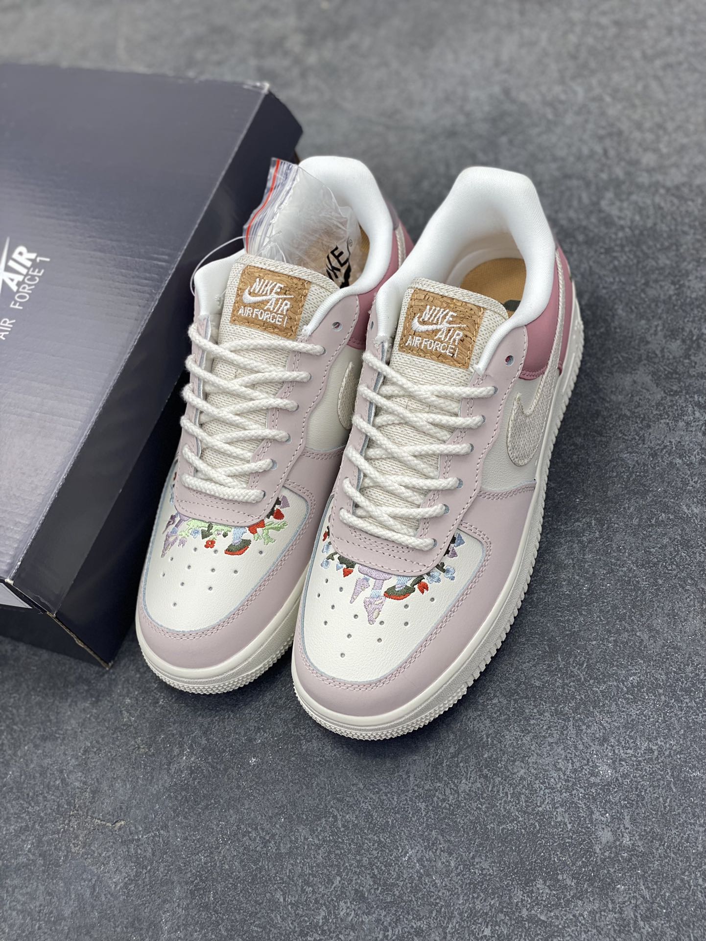 图片[8]-Nike Air Force 1 Low 空军一号低帮百搭休闲运动板鞋。柔软、弹性十足的缓震性能和出色的中底设计，横跨复古与现代的外型结合，造就出风靡全球三十多年的Force 1，直到今天还深受青睐。 货号：IB8874-111 尺码：36 36.5 37.5 38 38.5 39 40 40.5 41 42 42.5 43 44 44.5 45-选品中心